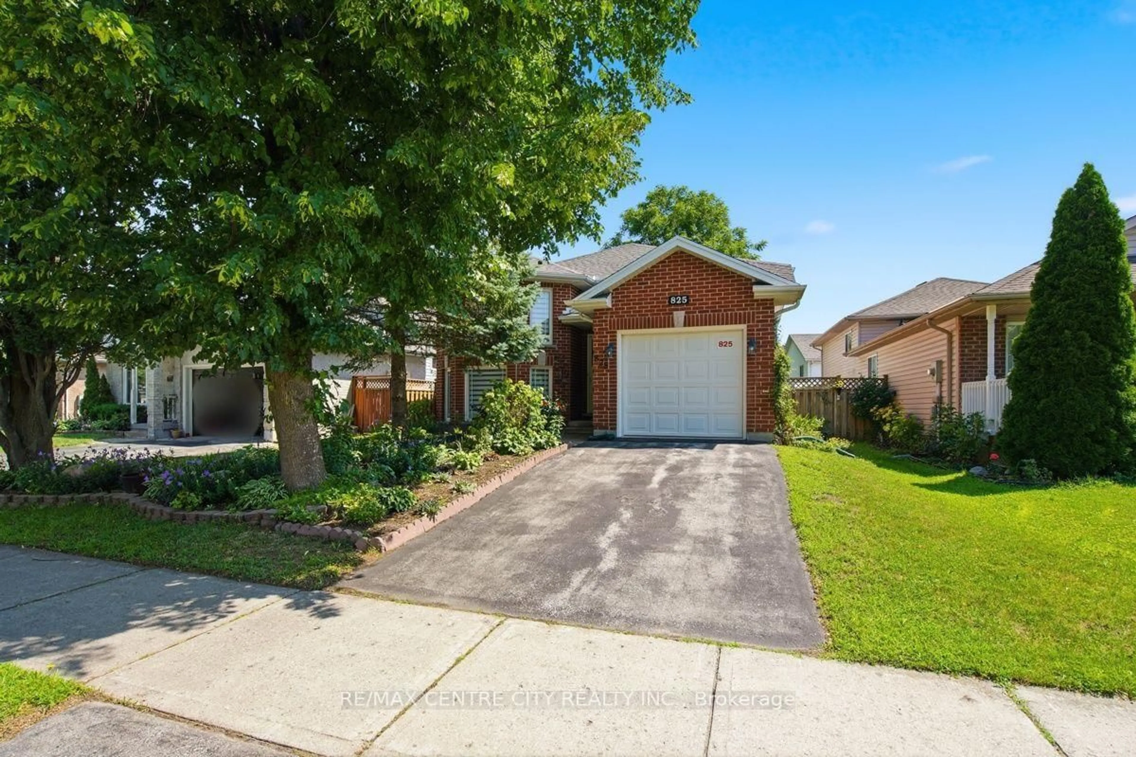 Home with brick exterior material, street for 825 Railton Ave, London East Ontario N5V 4W7