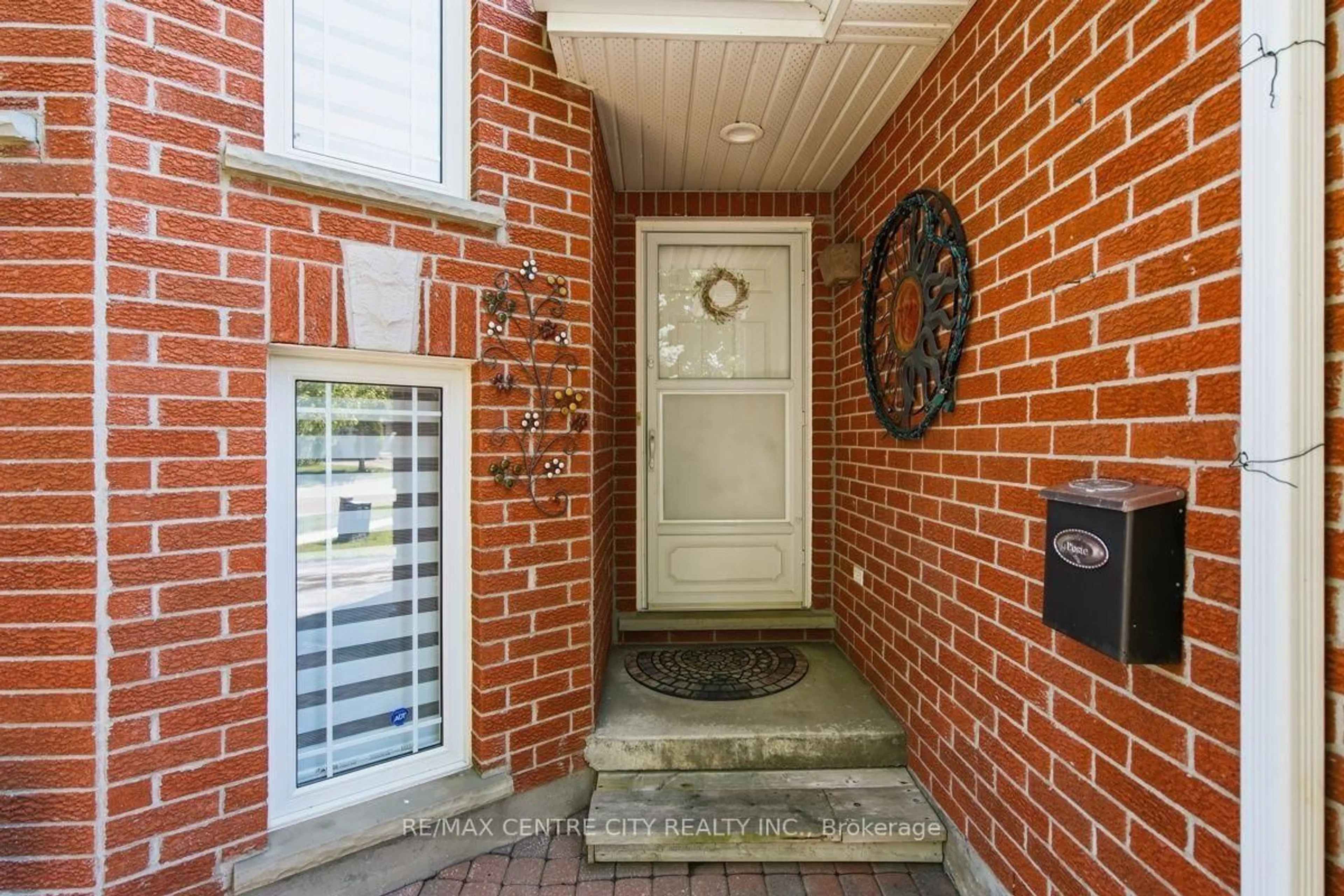 Indoor entryway for 825 Railton Ave, London East Ontario N5V 4W7