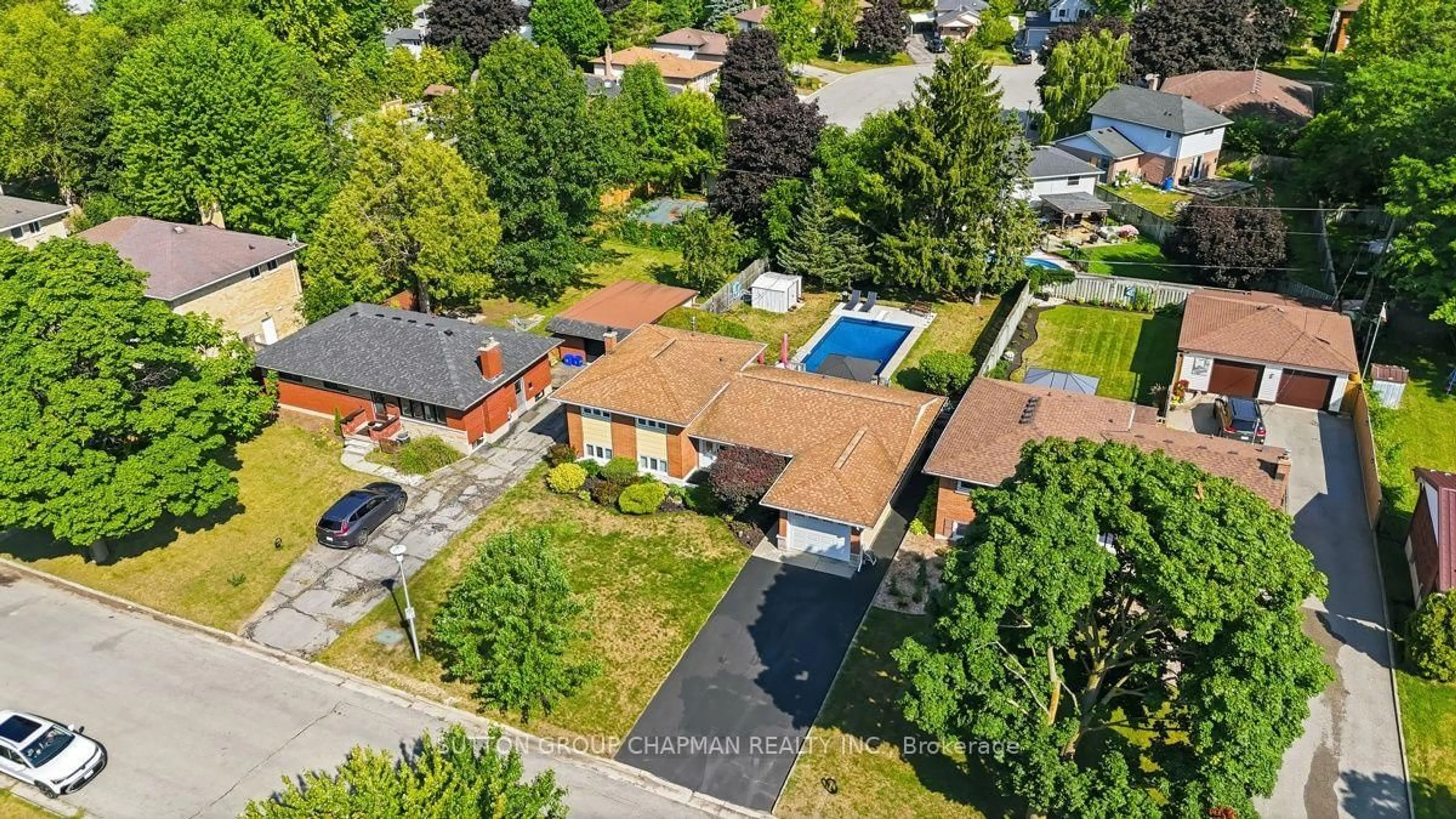 A pic from outside/outdoor area/front of a property/back of a property/a pic from drone, street for 68 Hawkesbury Ave, London East Ontario N5V 2K1