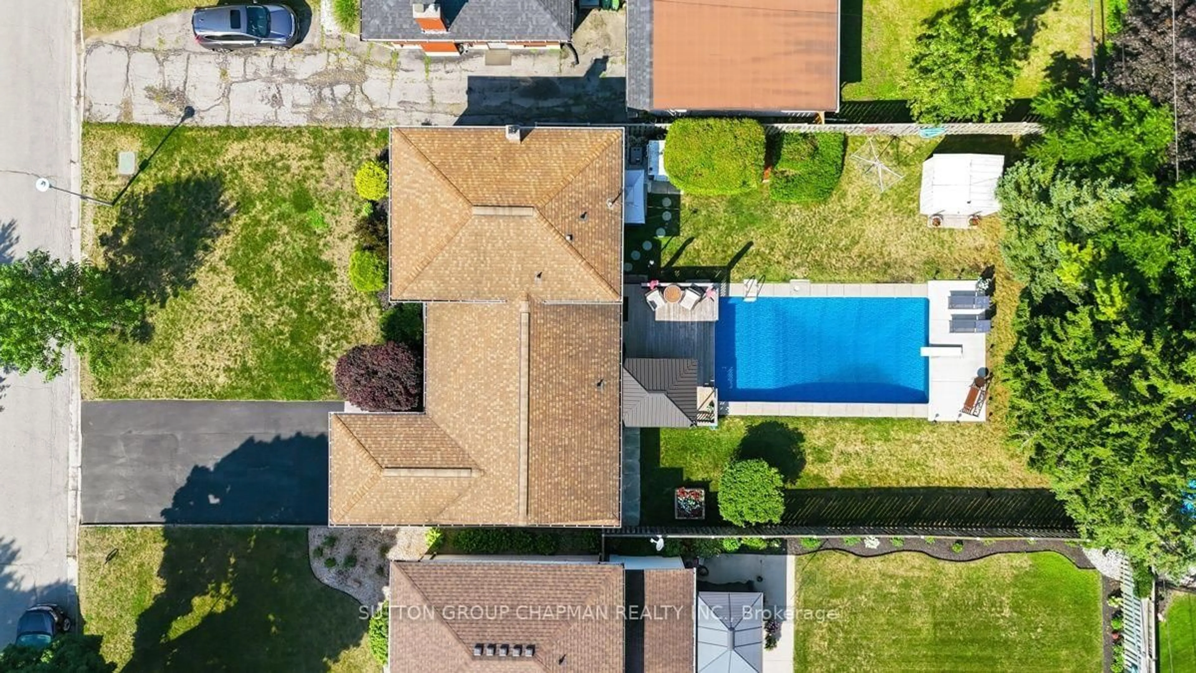 A pic from outside/outdoor area/front of a property/back of a property/a pic from drone, street for 68 Hawkesbury Ave, London East Ontario N5V 2K1
