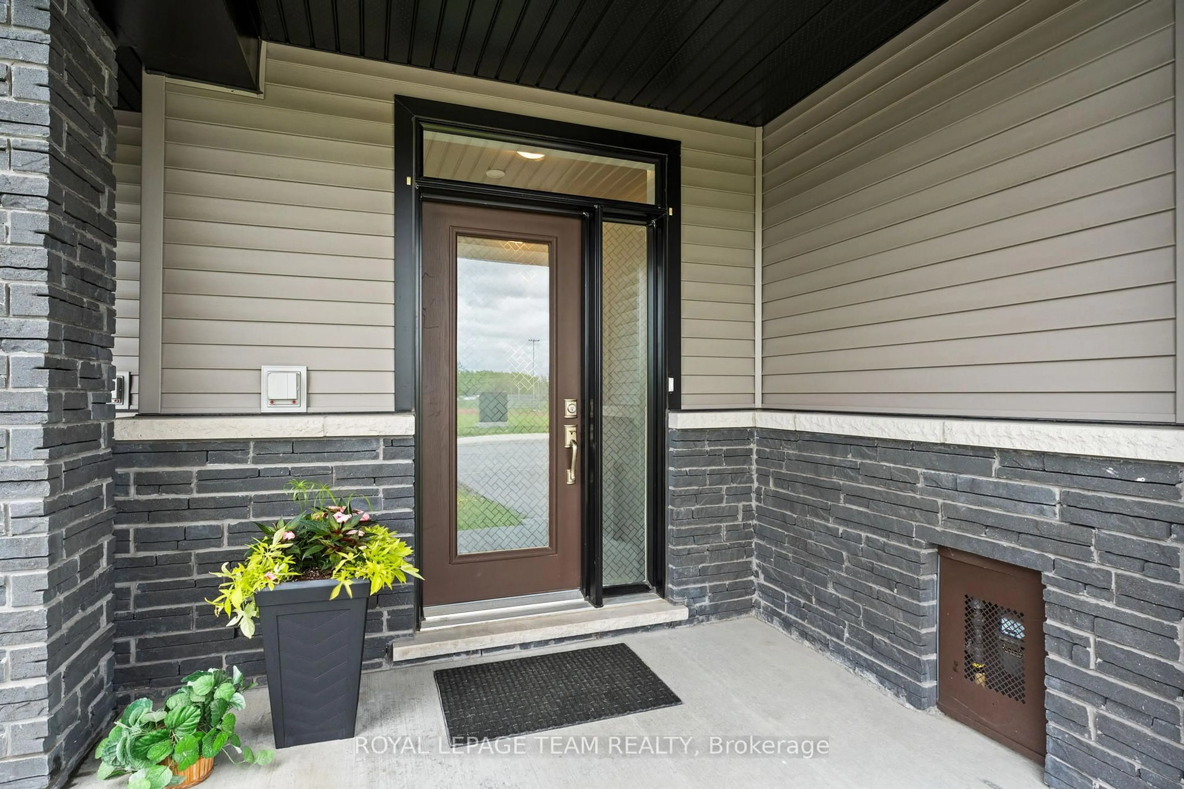 Indoor entryway for 45 Finglas Crt, Ottawa Ontario K2J 6Y6