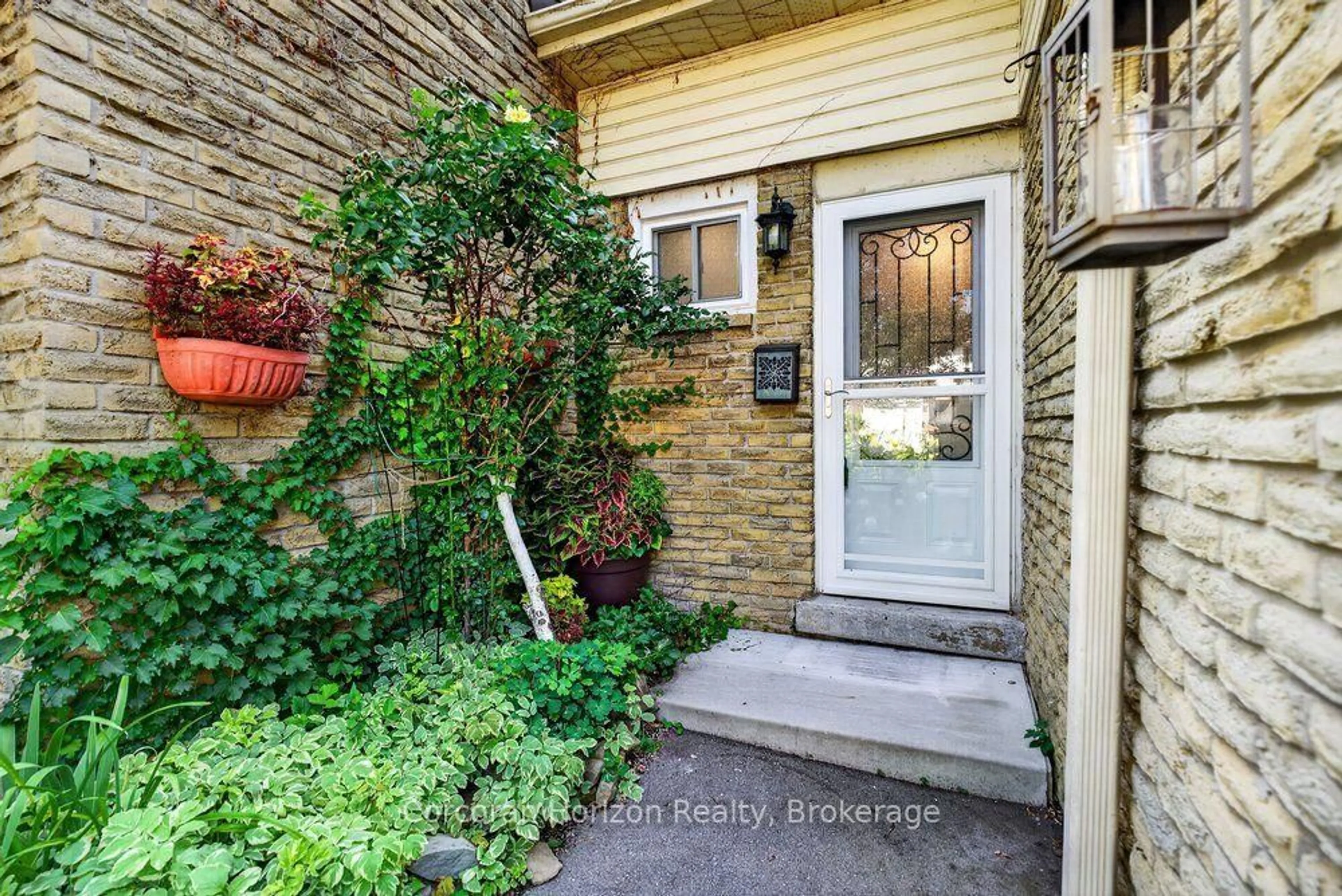 Indoor entryway for 100 Quigley Rd #85, Hamilton Ontario L8K 6J1