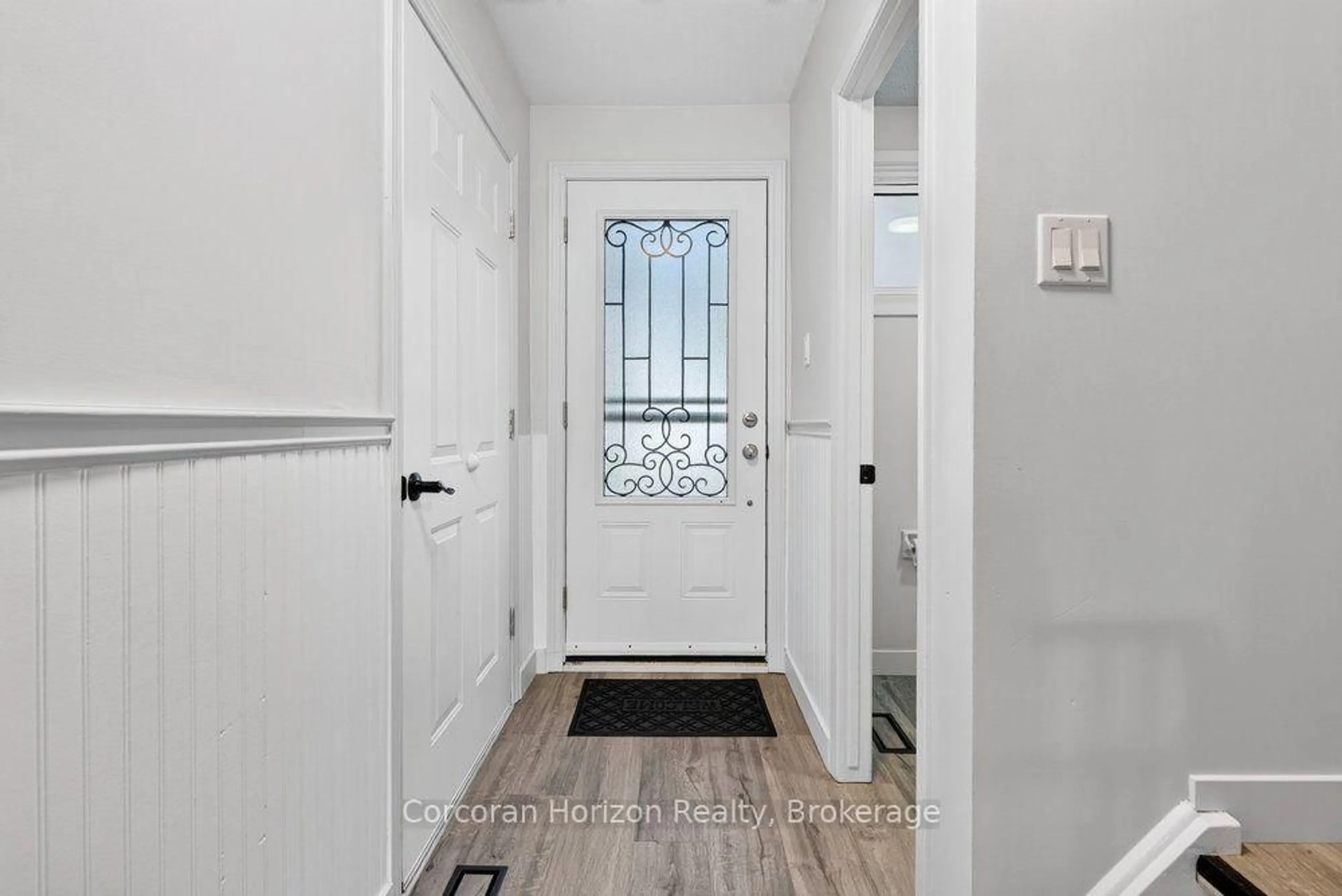 Indoor entryway for 100 Quigley Rd #85, Hamilton Ontario L8K 6J1