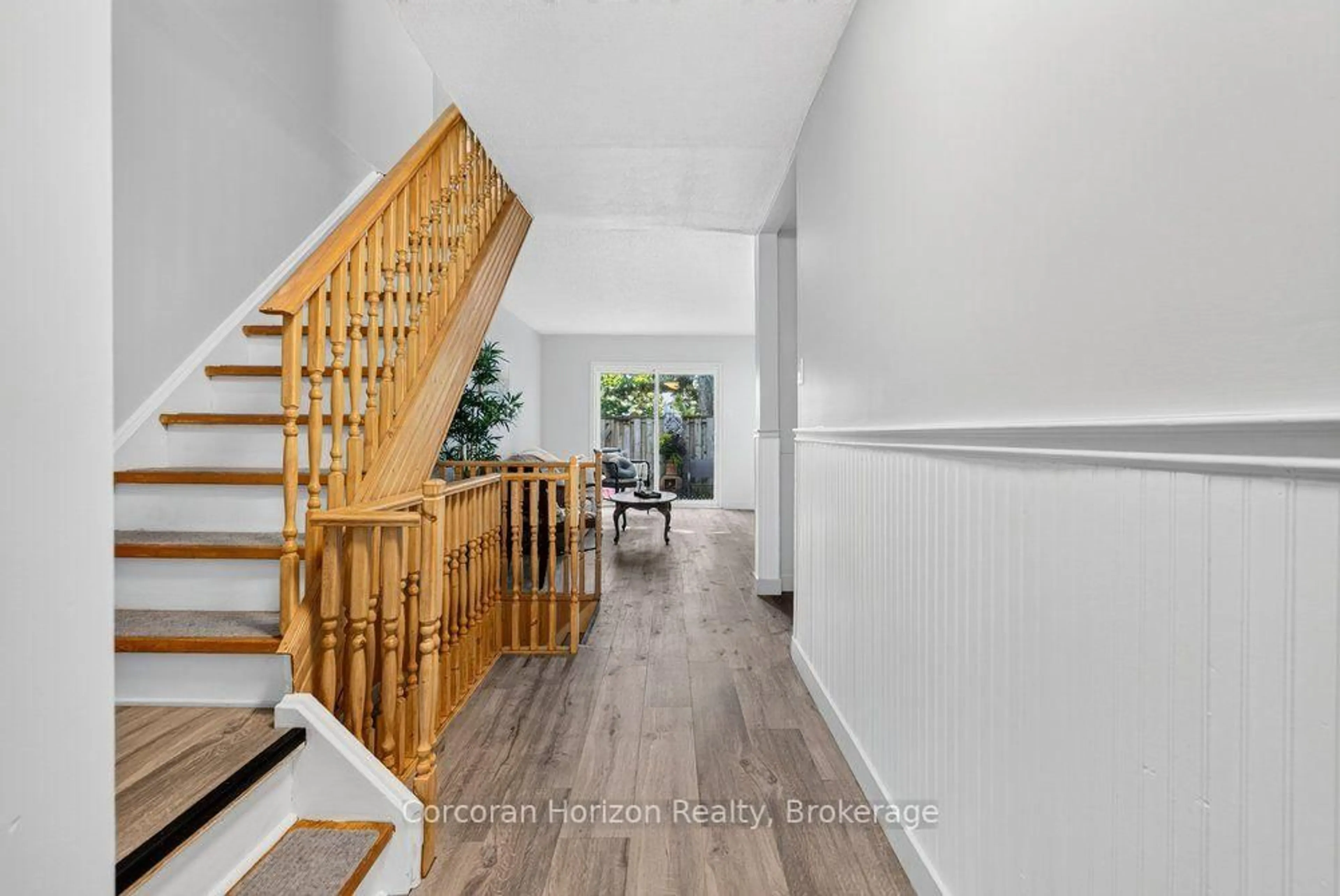 Indoor foyer for 100 Quigley Rd #85, Hamilton Ontario L8K 6J1