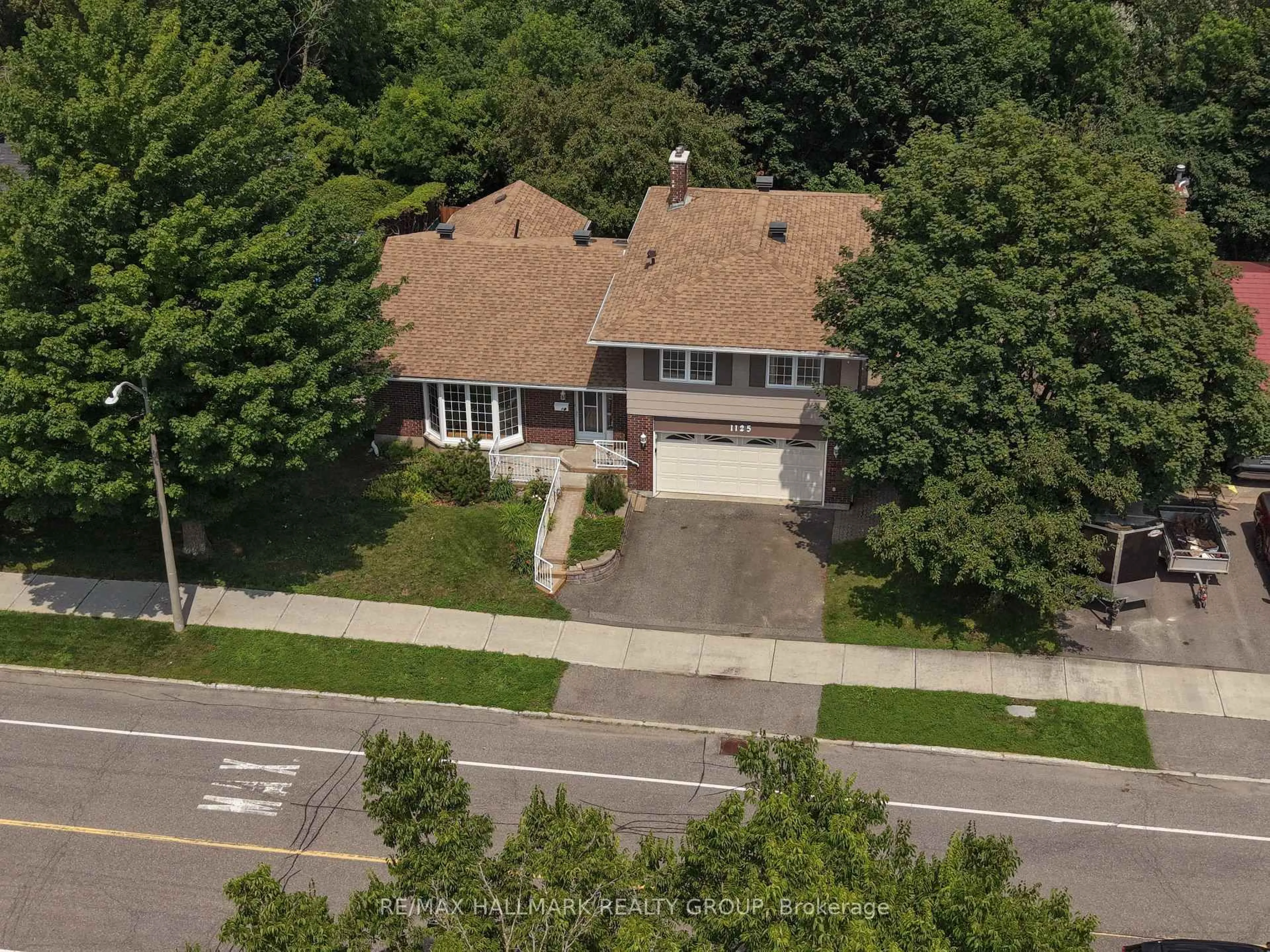 A pic from outside/outdoor area/front of a property/back of a property/a pic from drone, street for 1125 Plante Dr, Ottawa Ontario K1V 9E5