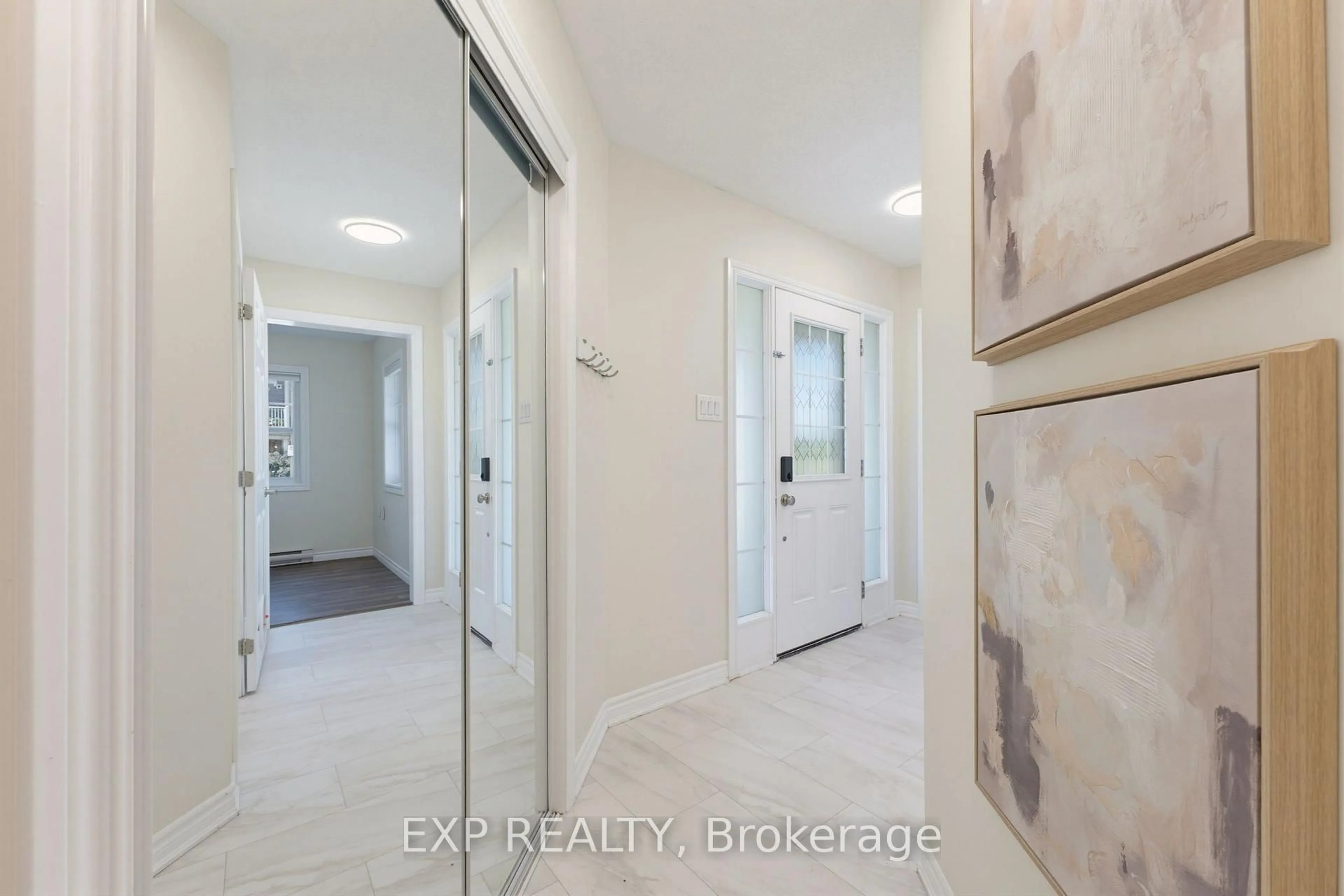 Indoor entryway for 2505 Nutgrove Ave, Ottawa Ontario K2J 0X3