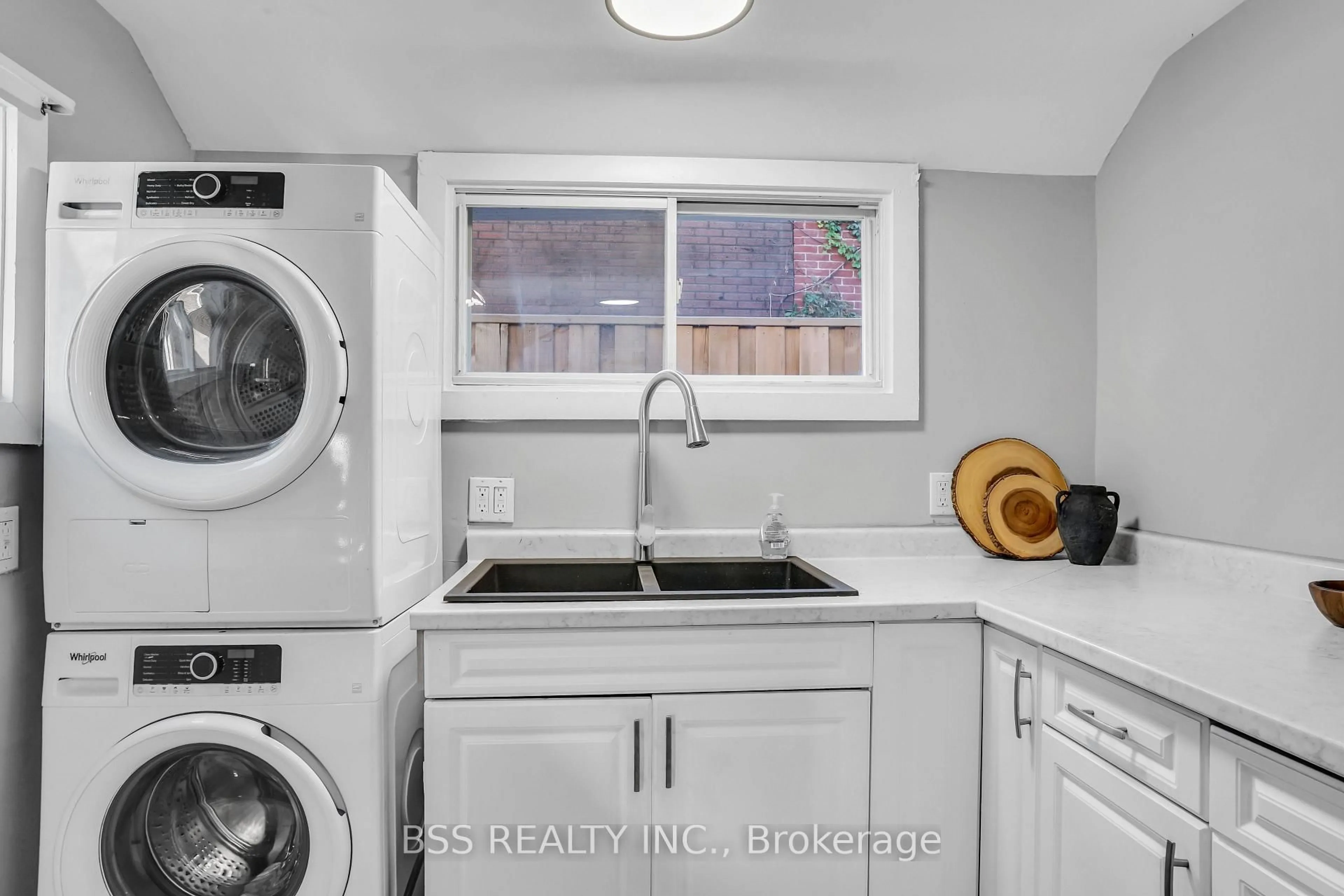 Laundry room for 297 Sherbrooke St, Peterborough Ontario K9J 2N7