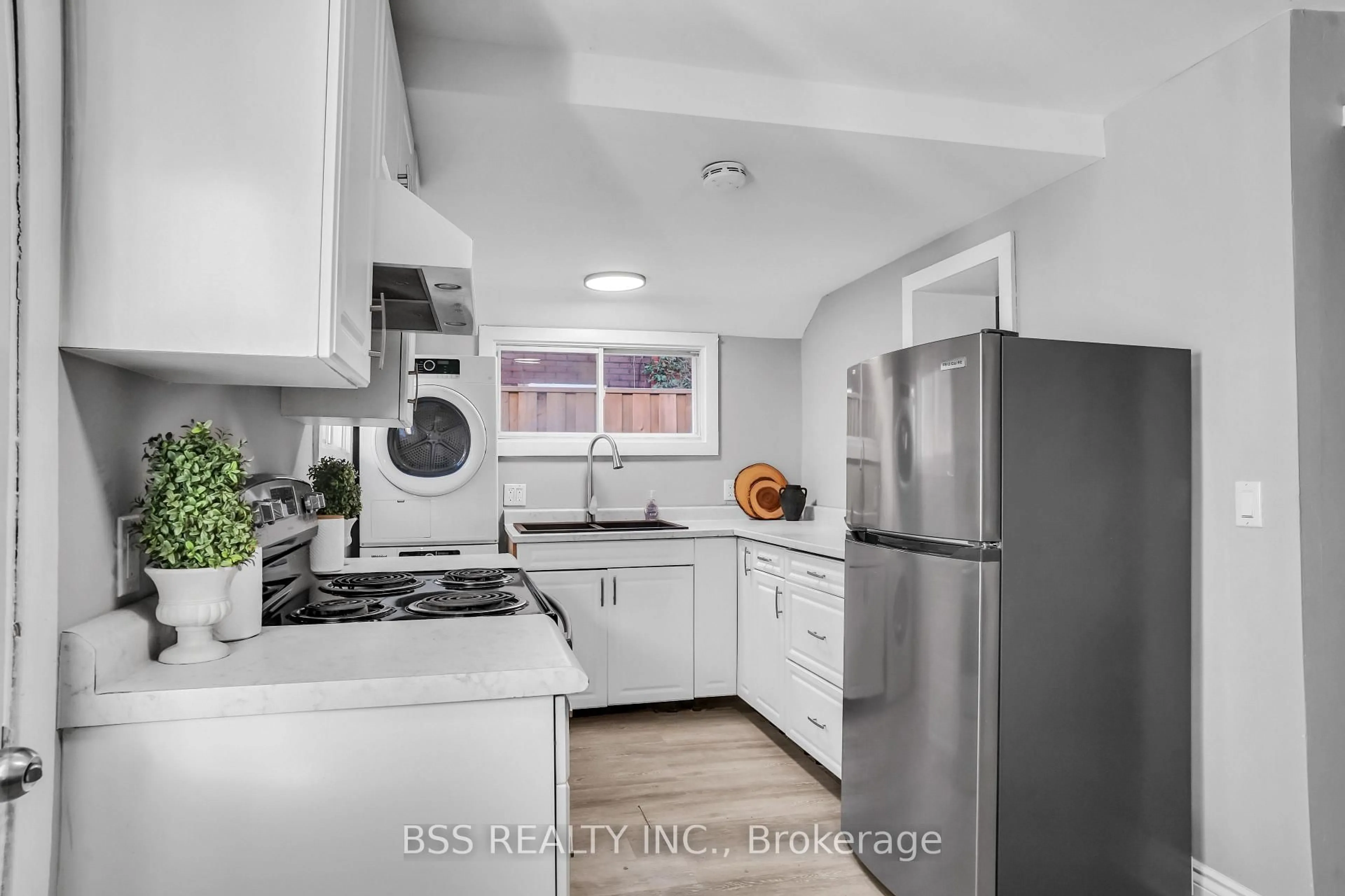 Standard kitchen, ceramic/tile floor for 297 Sherbrooke St, Peterborough Ontario K9J 2N7