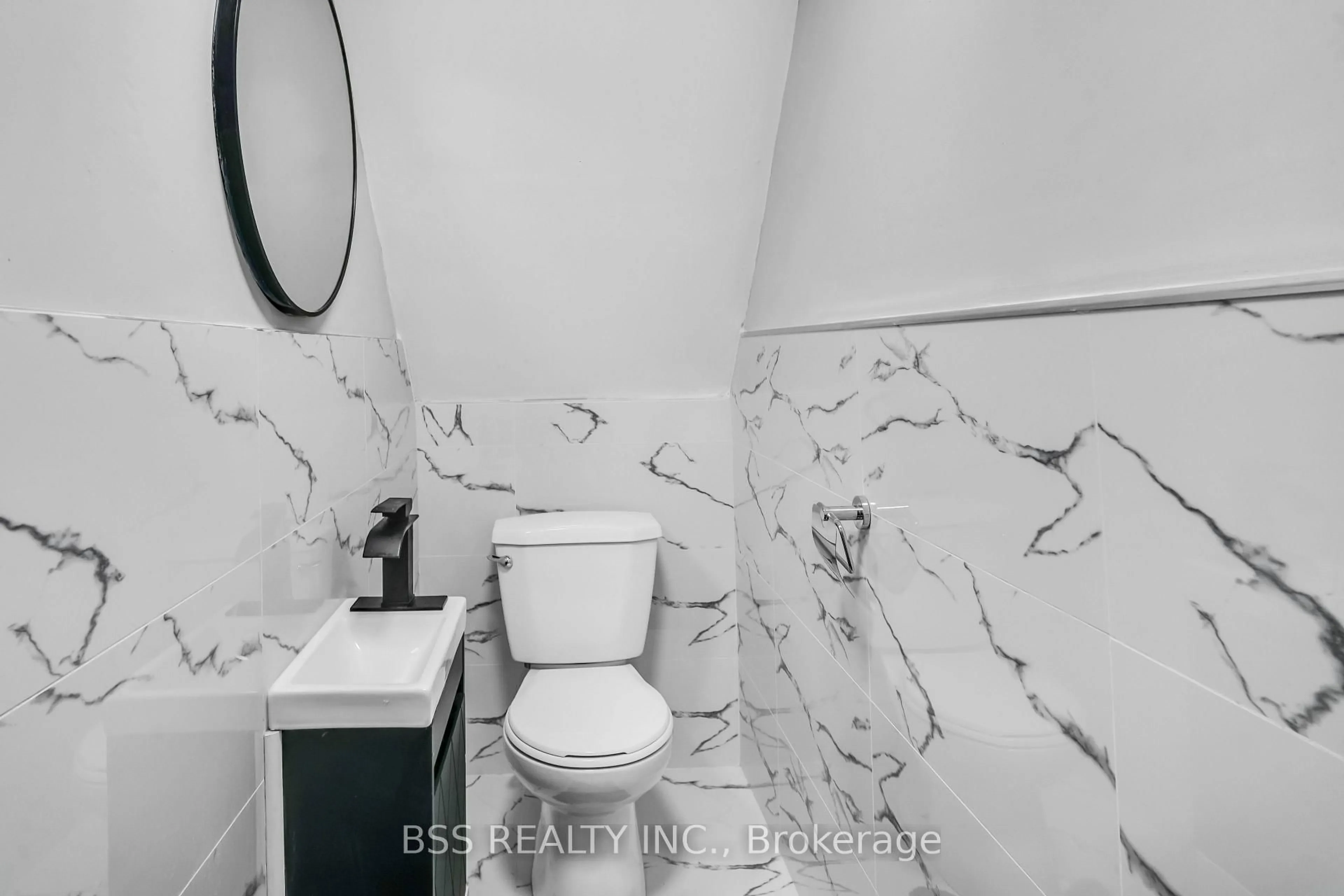 Standard bathroom, ceramic/tile floor for 297 Sherbrooke St, Peterborough Ontario K9J 2N7