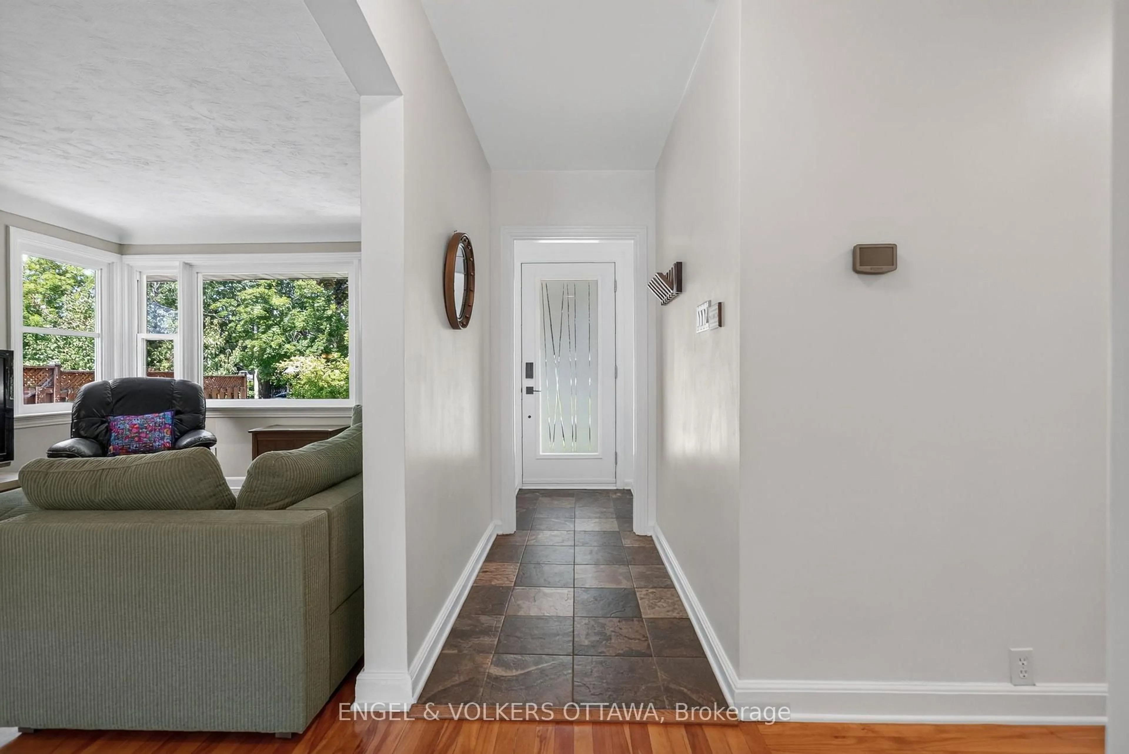 Indoor entryway for 134 Rachael Ave, Ottawa Ontario K1H 6C6