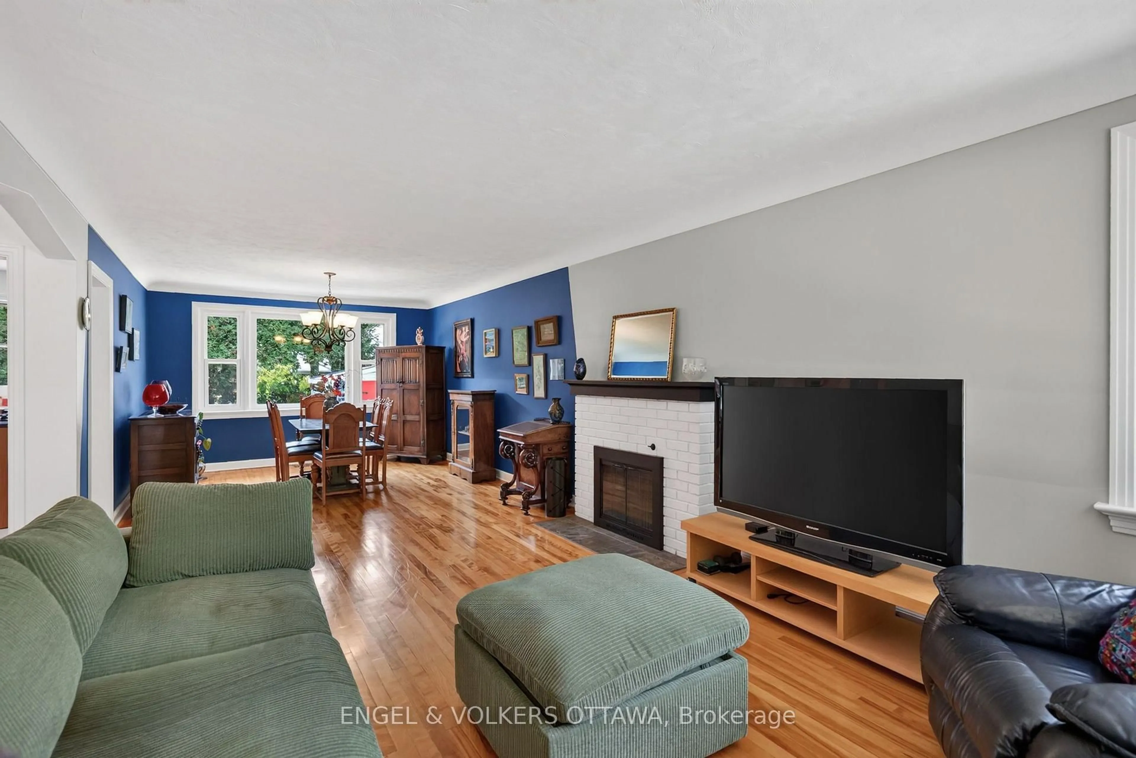 Living room with furniture, wood/laminate floor for 134 Rachael Ave, Ottawa Ontario K1H 6C6