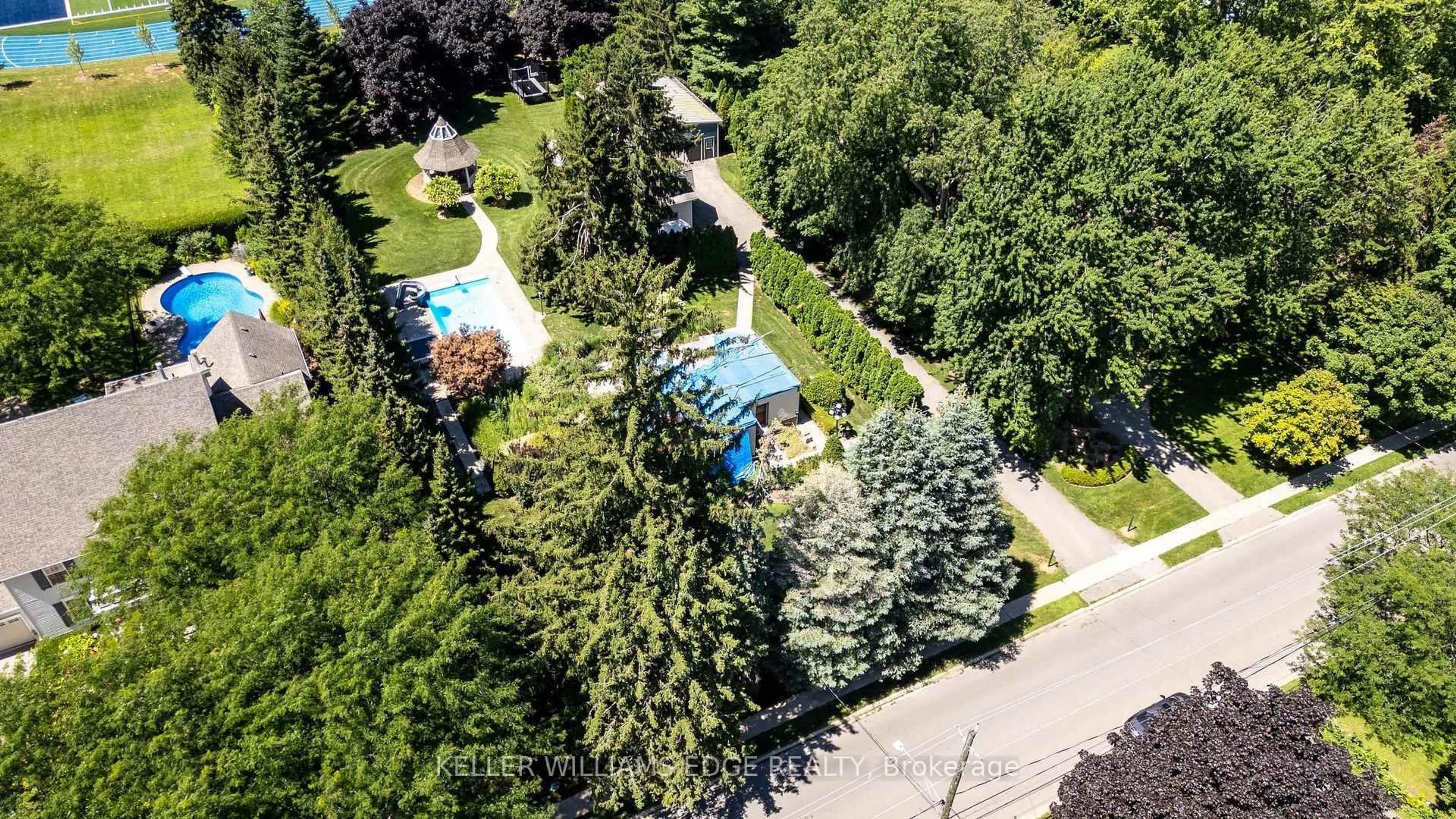 A pic from outside/outdoor area/front of a property/back of a property/a pic from drone, unknown for 21 Kerman Ave, Grimsby Ontario L3M 3W3