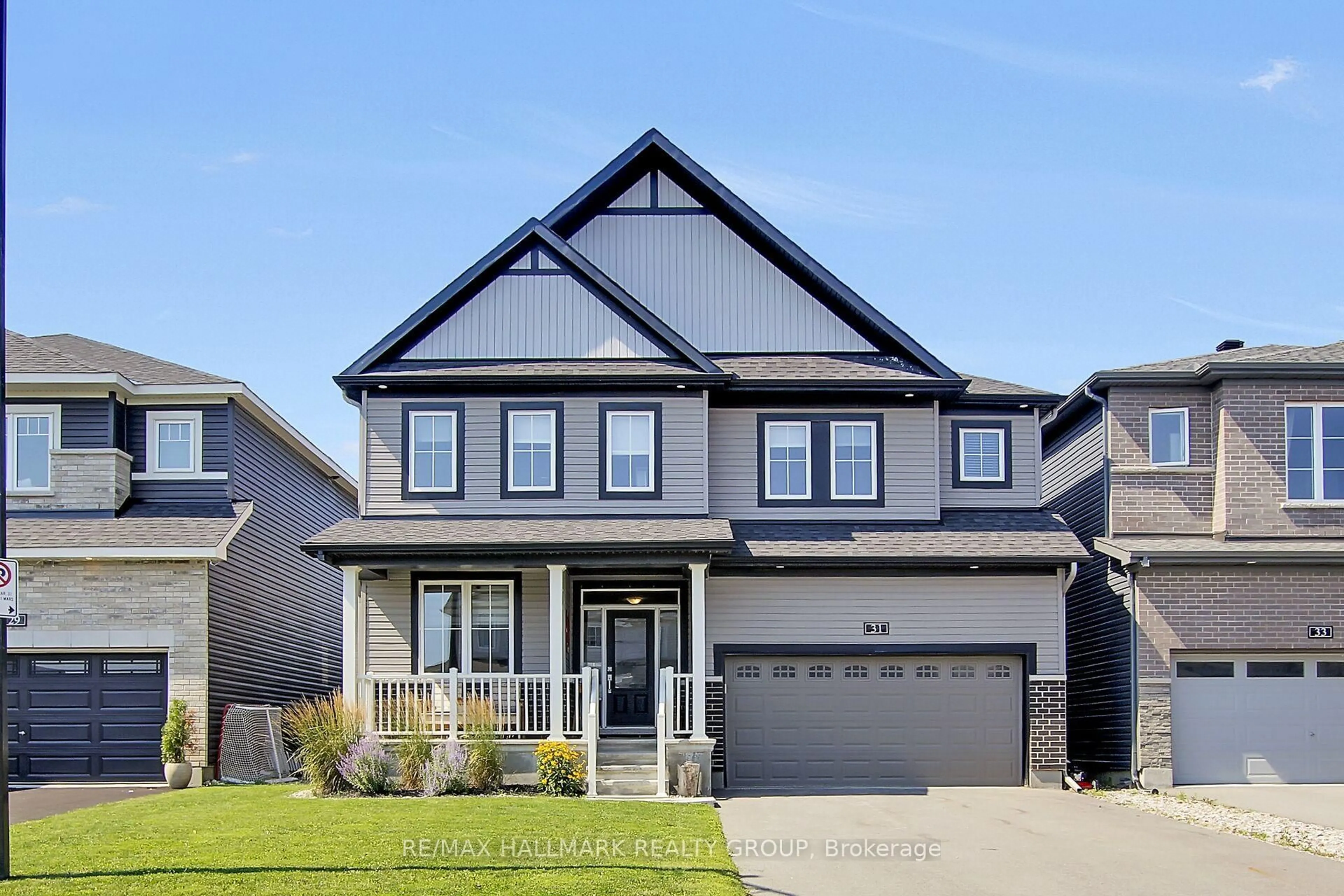 Home with vinyl exterior material, street for 31 Sweet Pea Way, Ottawa Ontario K2T 0P2
