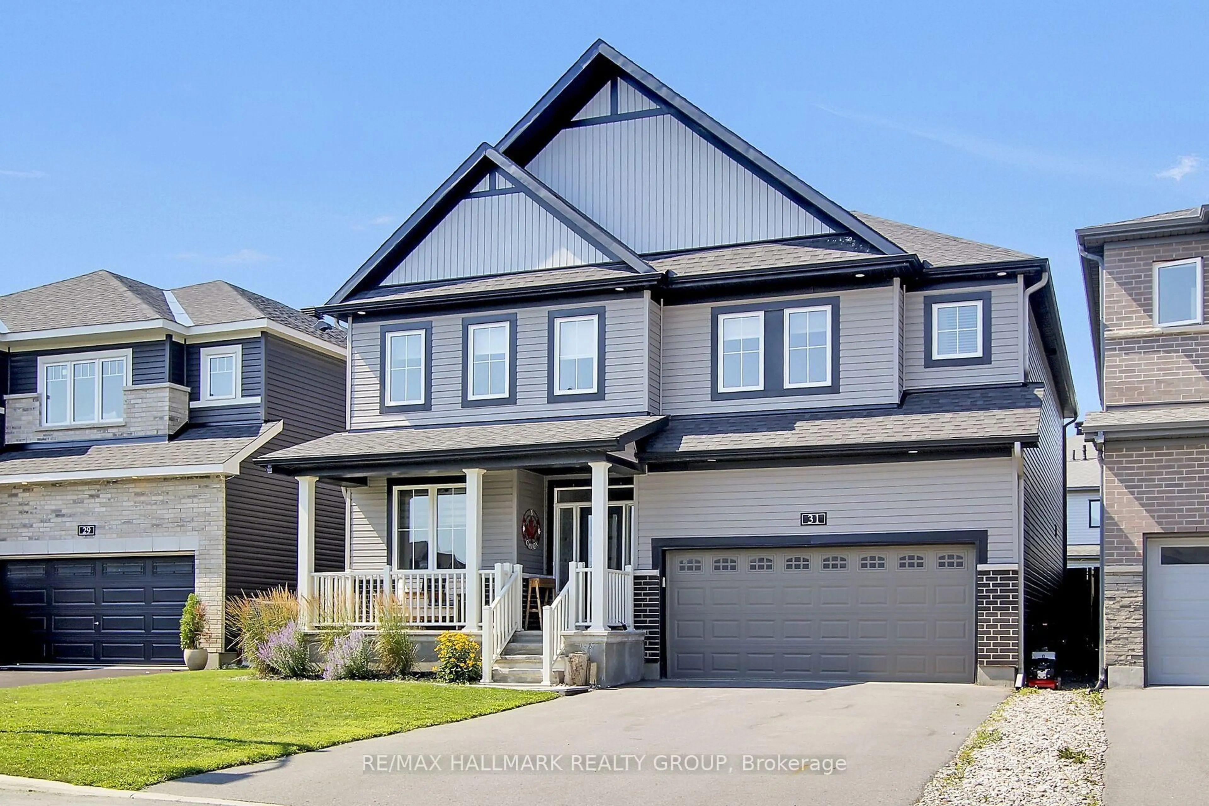 Home with vinyl exterior material, street for 31 Sweet Pea Way, Ottawa Ontario K2T 0P2