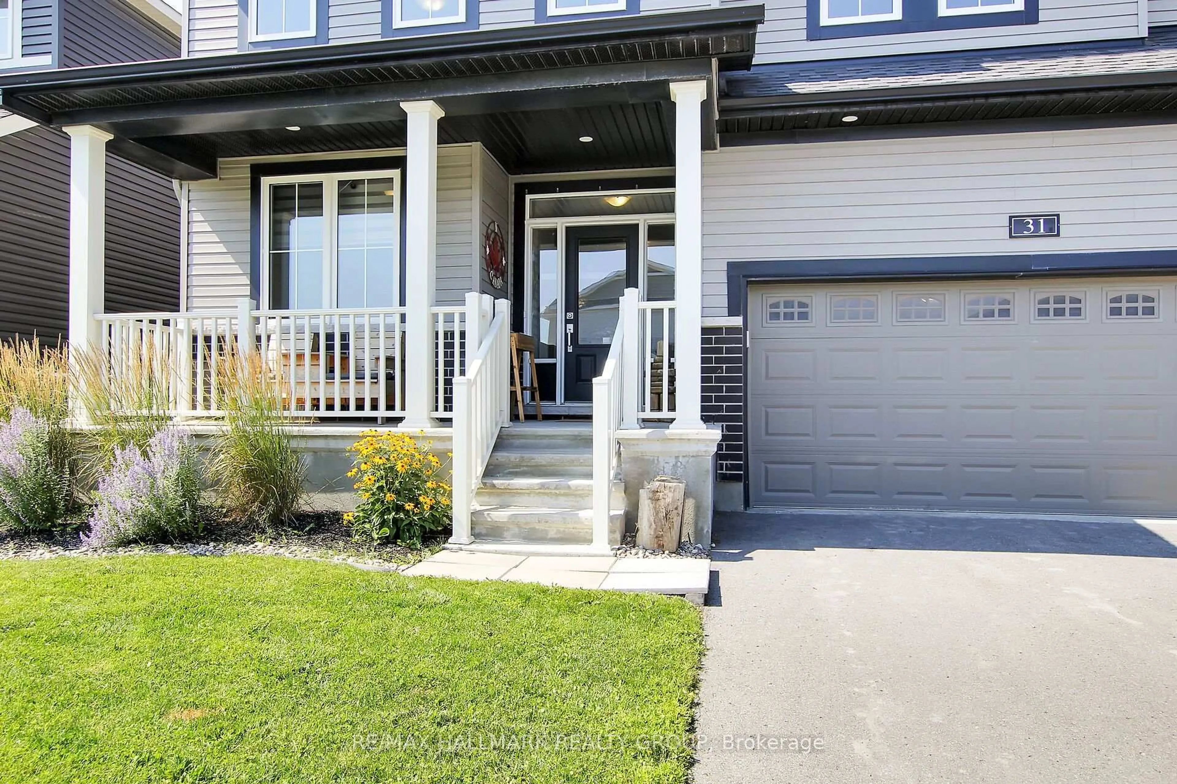 Home with vinyl exterior material, street for 31 Sweet Pea Way, Ottawa Ontario K2T 0P2