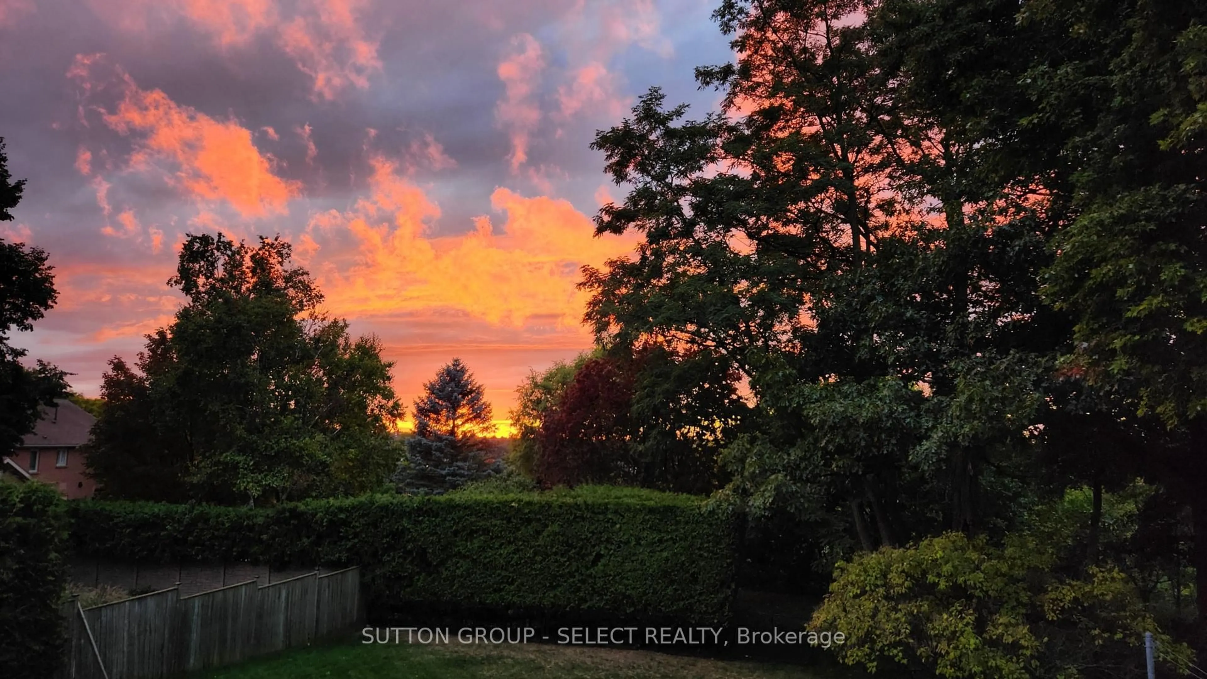 A pic from outside/outdoor area/front of a property/back of a property/a pic from drone, street for 48 Lookout Crt, London South Ontario N6K 3L5