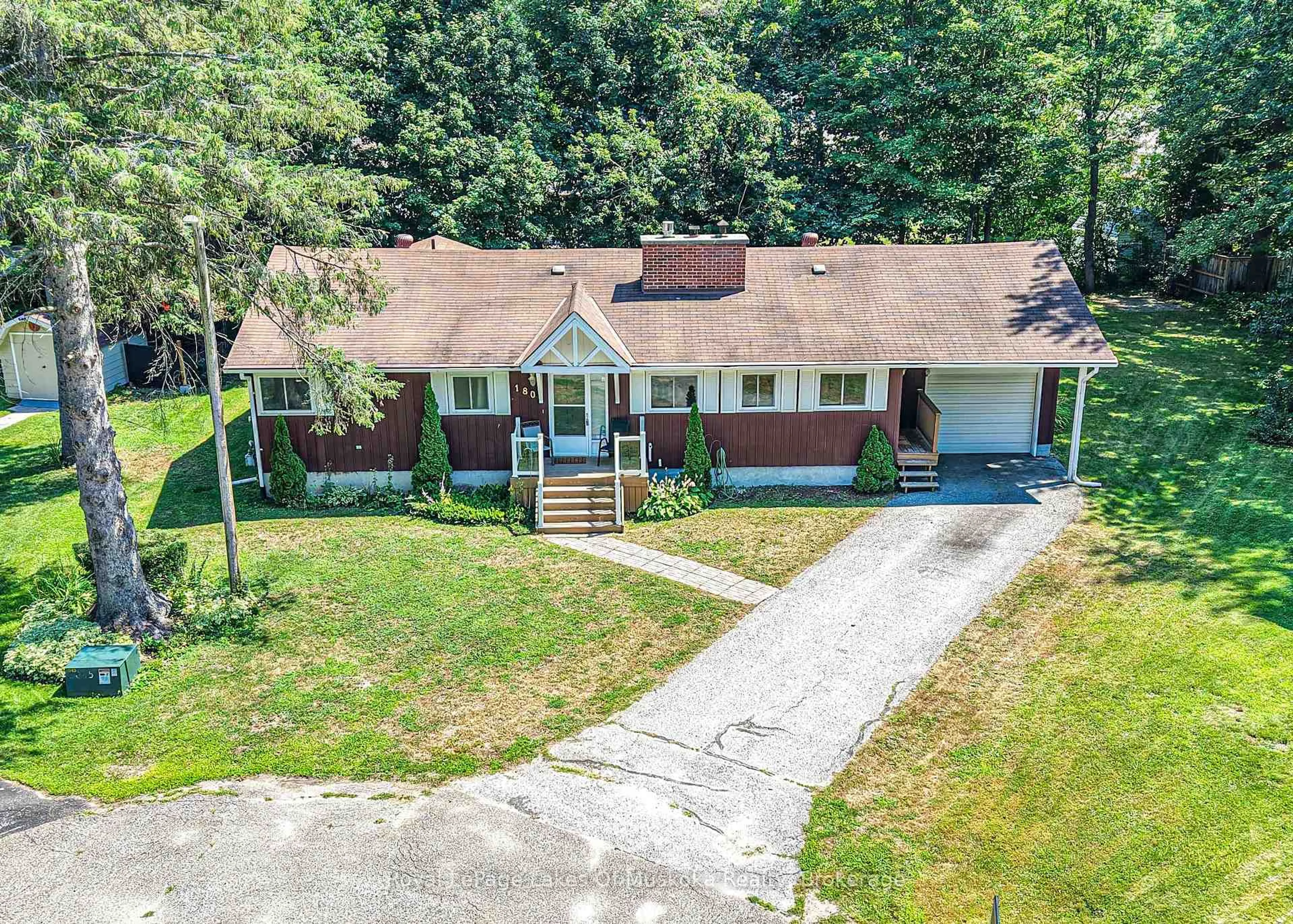 A pic from outside/outdoor area/front of a property/back of a property/a pic from drone, unknown for 180 Lofty Pines Cres, Gravenhurst Ontario P1P 1M6