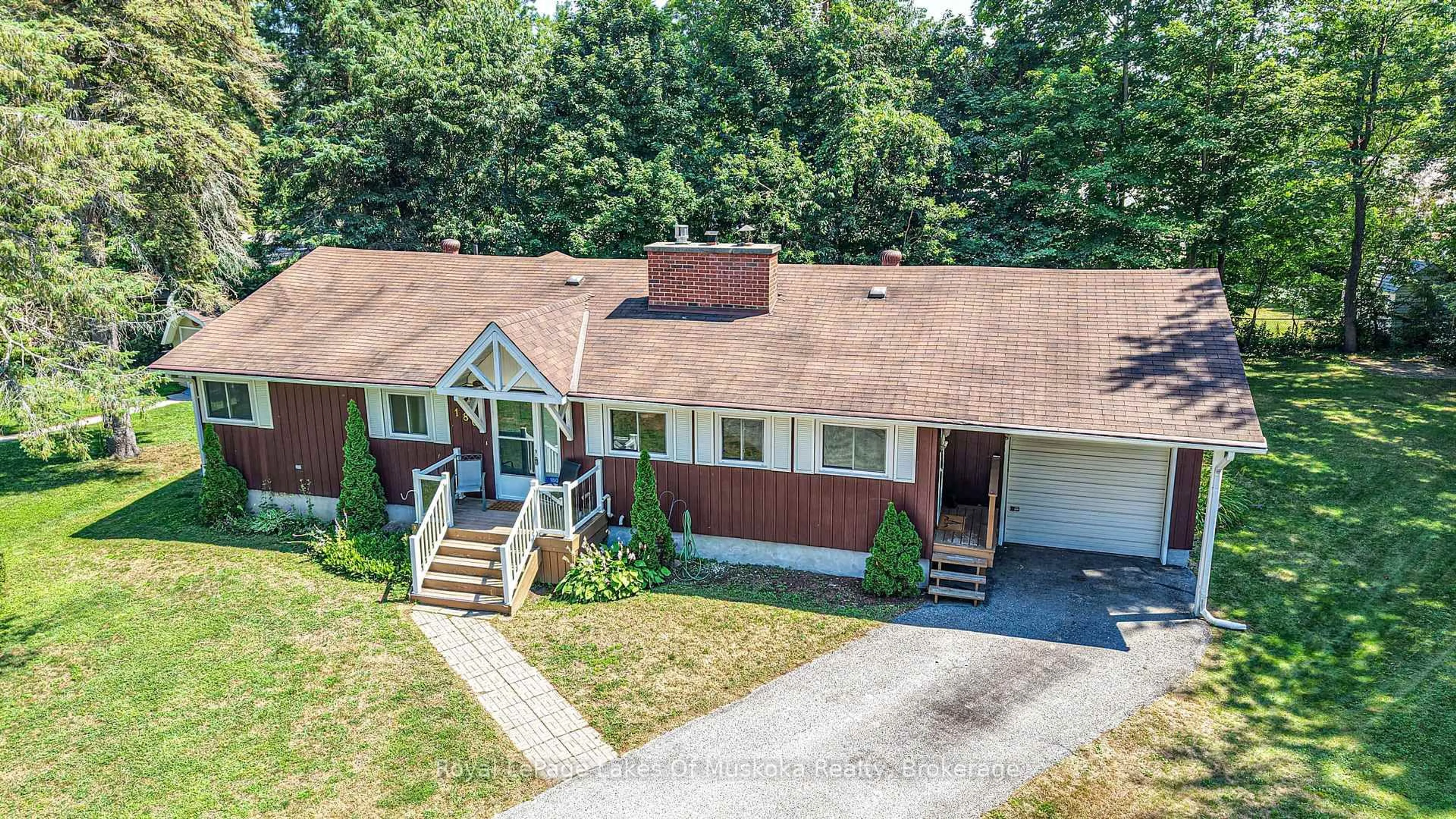 A pic from outside/outdoor area/front of a property/back of a property/a pic from drone, street for 180 Lofty Pines Cres, Gravenhurst Ontario P1P 1M6
