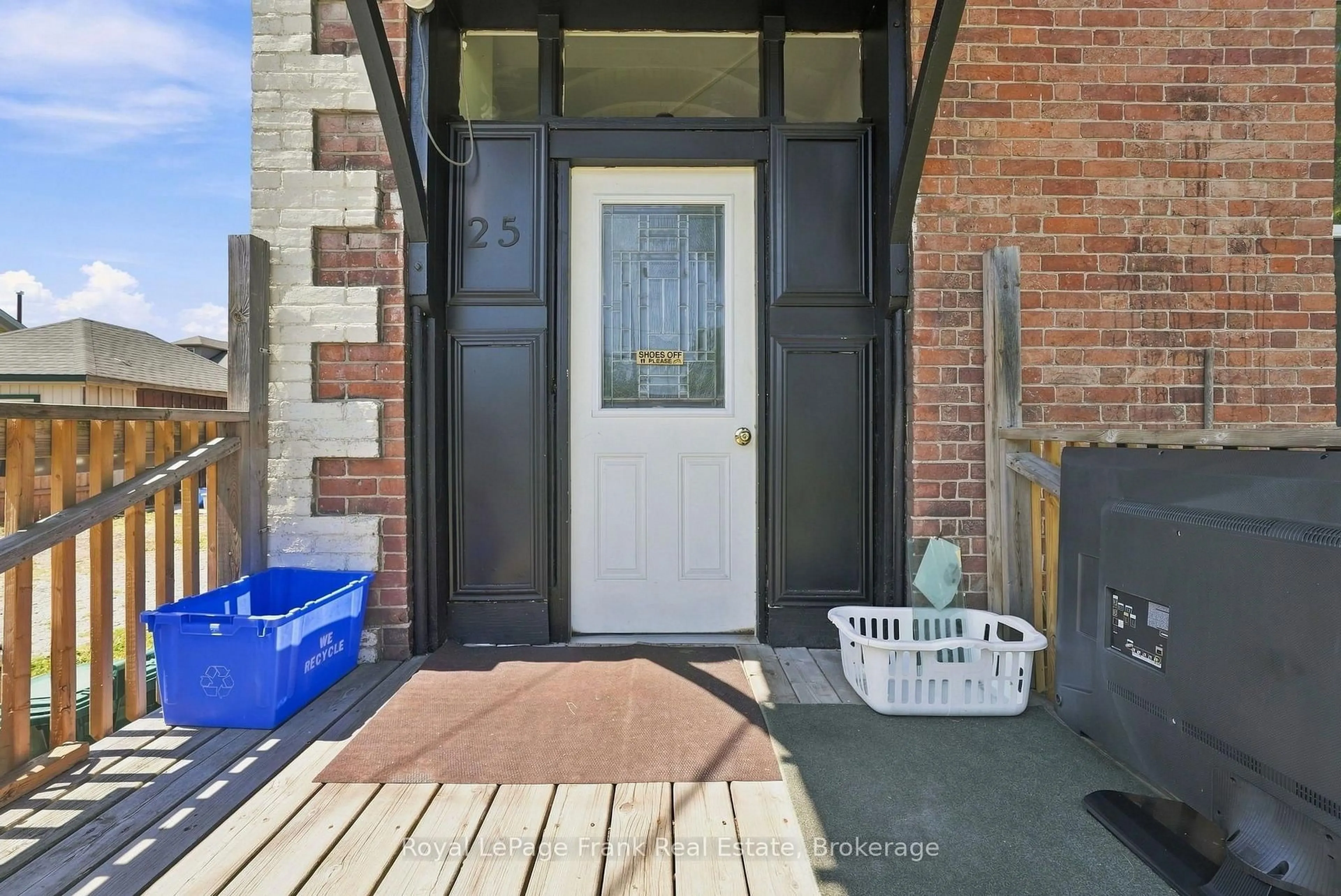 Indoor entryway for 25 Mill St, Kawartha Lakes Ontario K9V 2K9