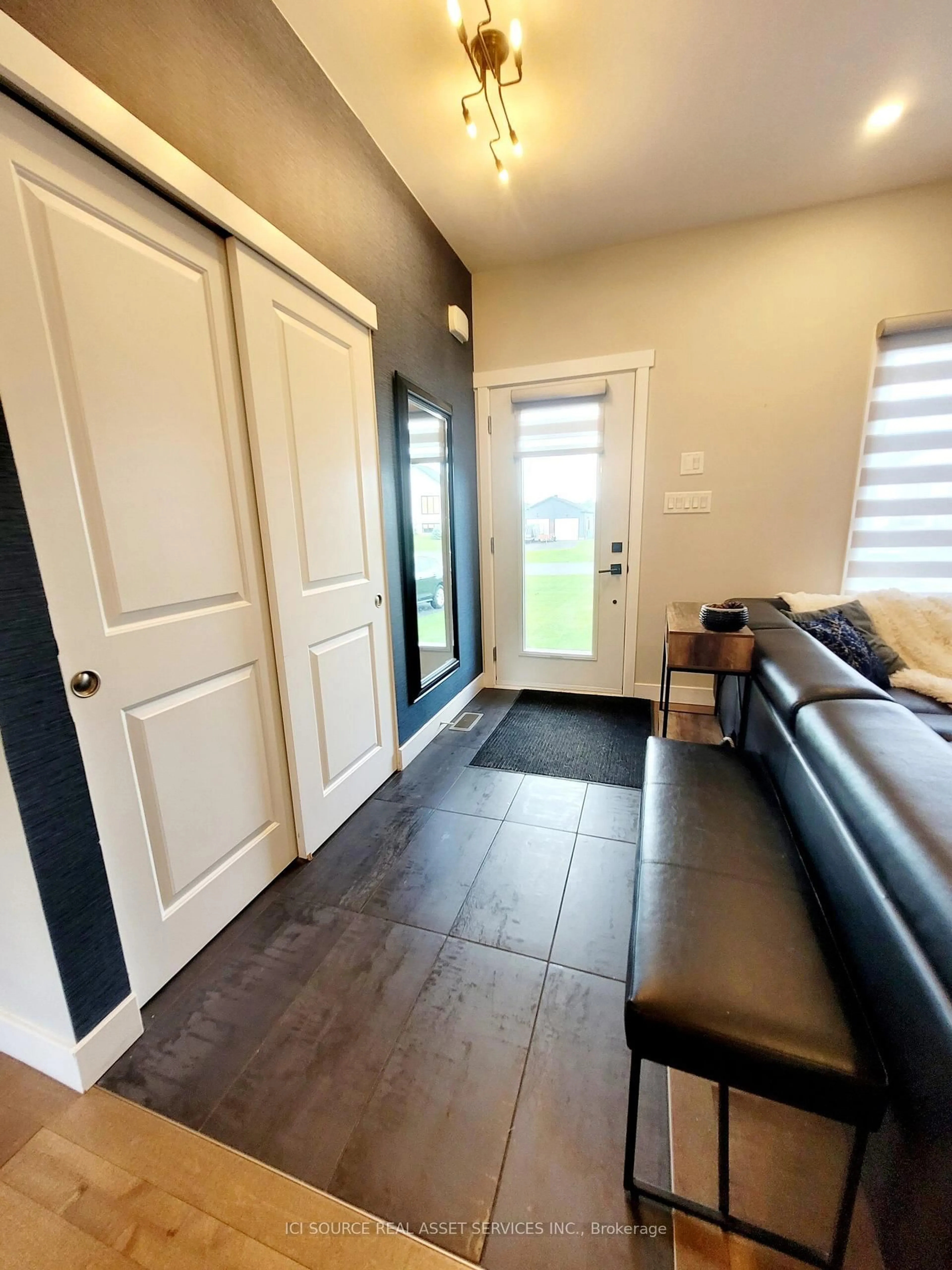 Indoor entryway for 274 Roxanne St, Clarence-Rockland Ontario K0A 1N0