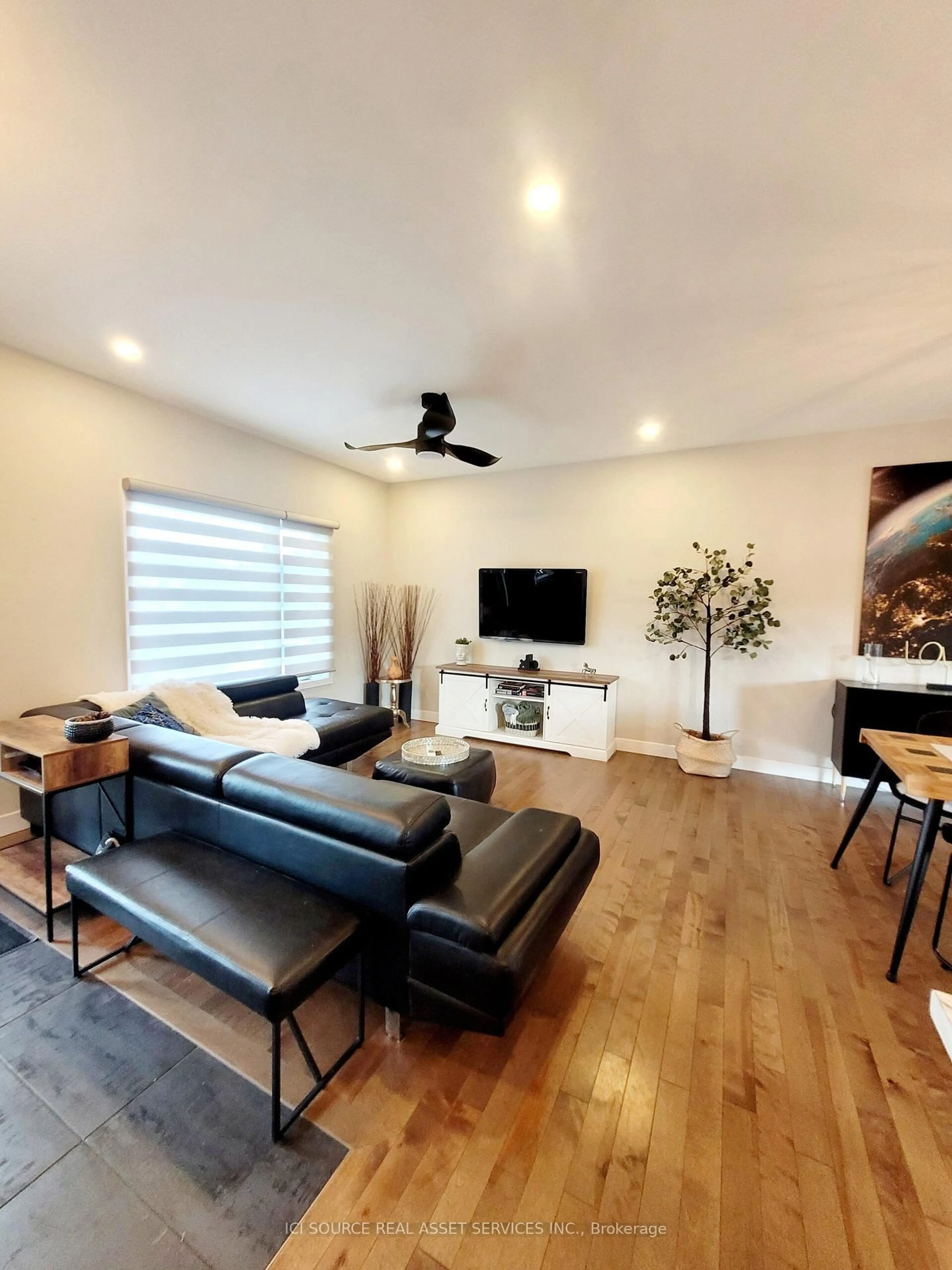 Living room with furniture, wood/laminate floor for 274 Roxanne St, Clarence-Rockland Ontario K0A 1N0