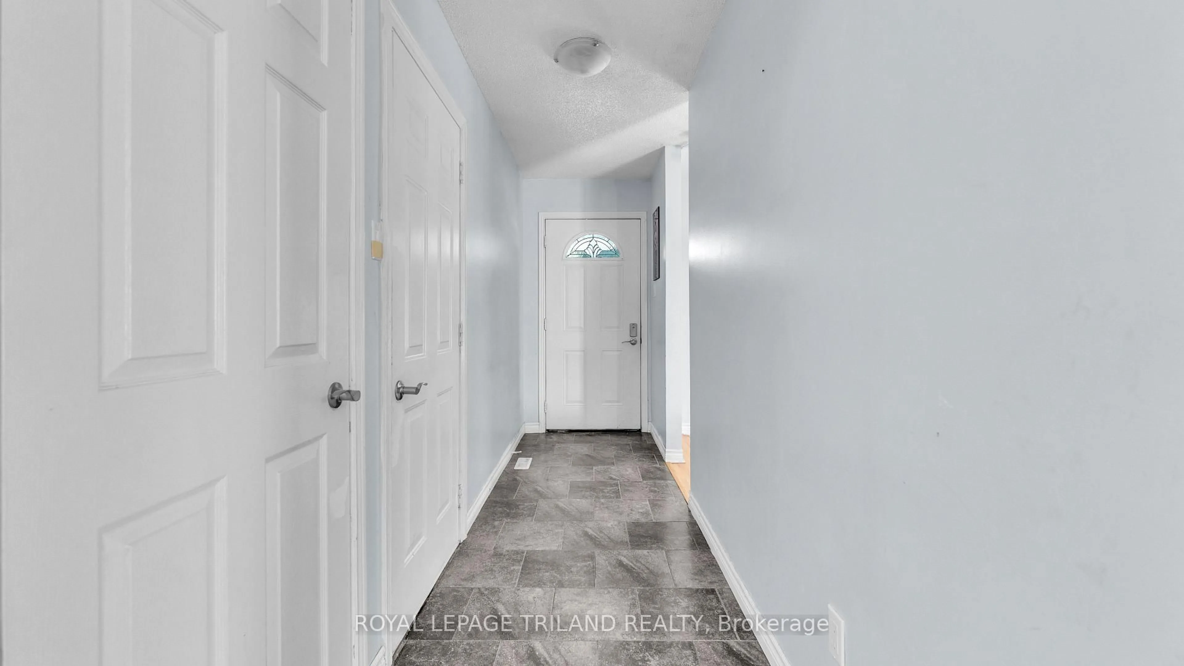 Indoor entryway for 95 Huron Green, London East Ontario N5V 3S8
