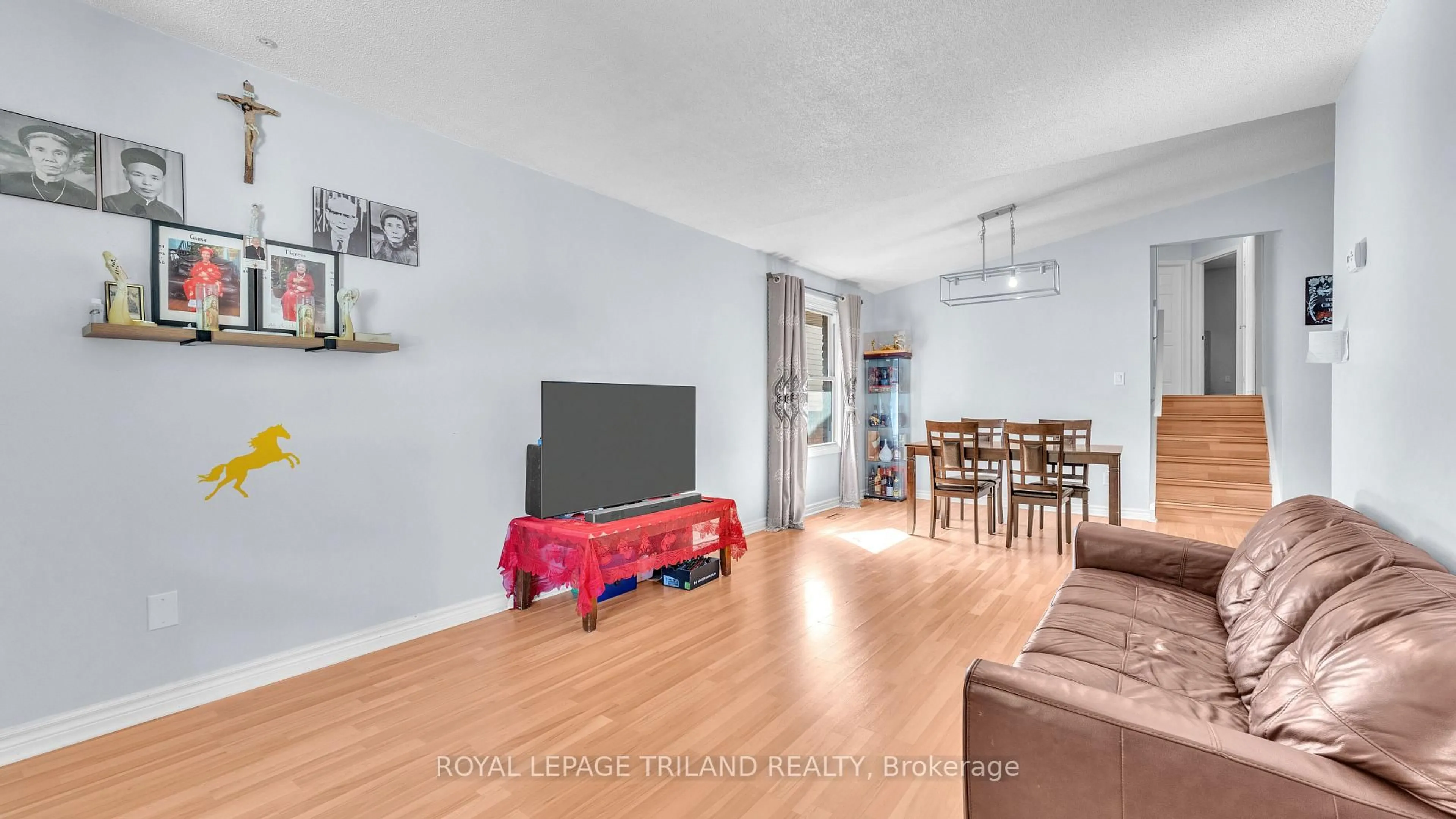 Living room with furniture, wood/laminate floor for 95 Huron Green, London East Ontario N5V 3S8
