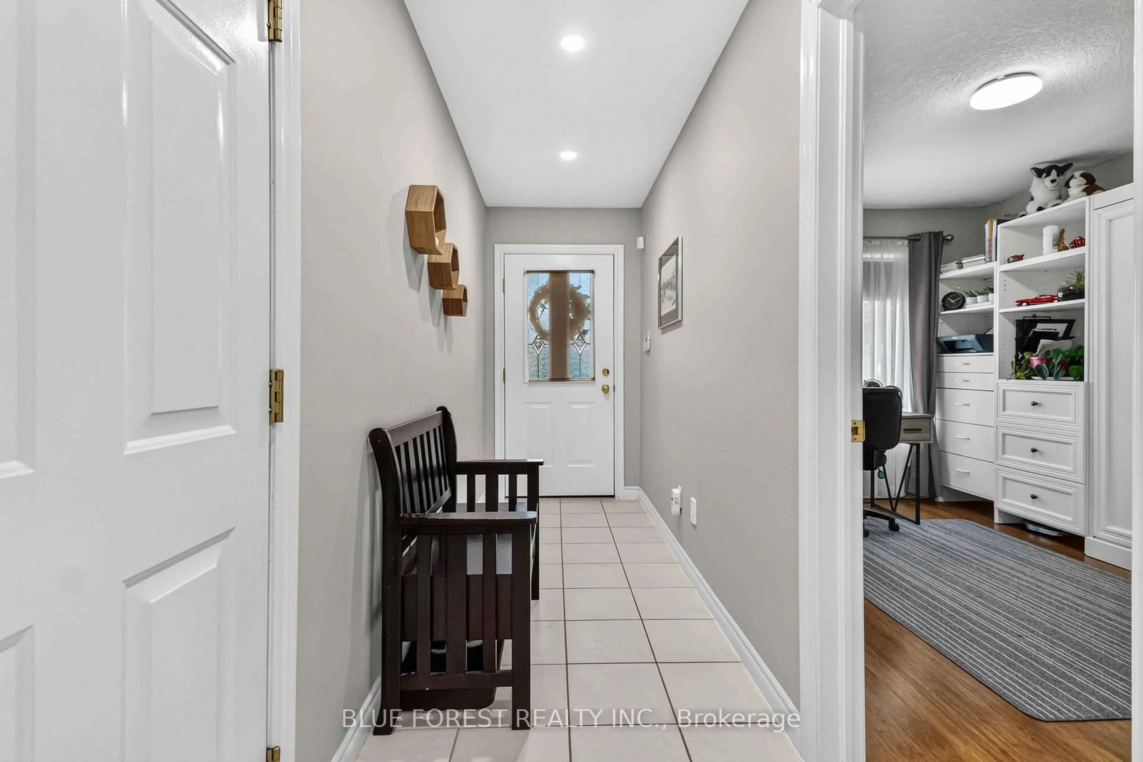 Indoor entryway for 43 Capulet Walk #38, London North Ontario N6H 5V4