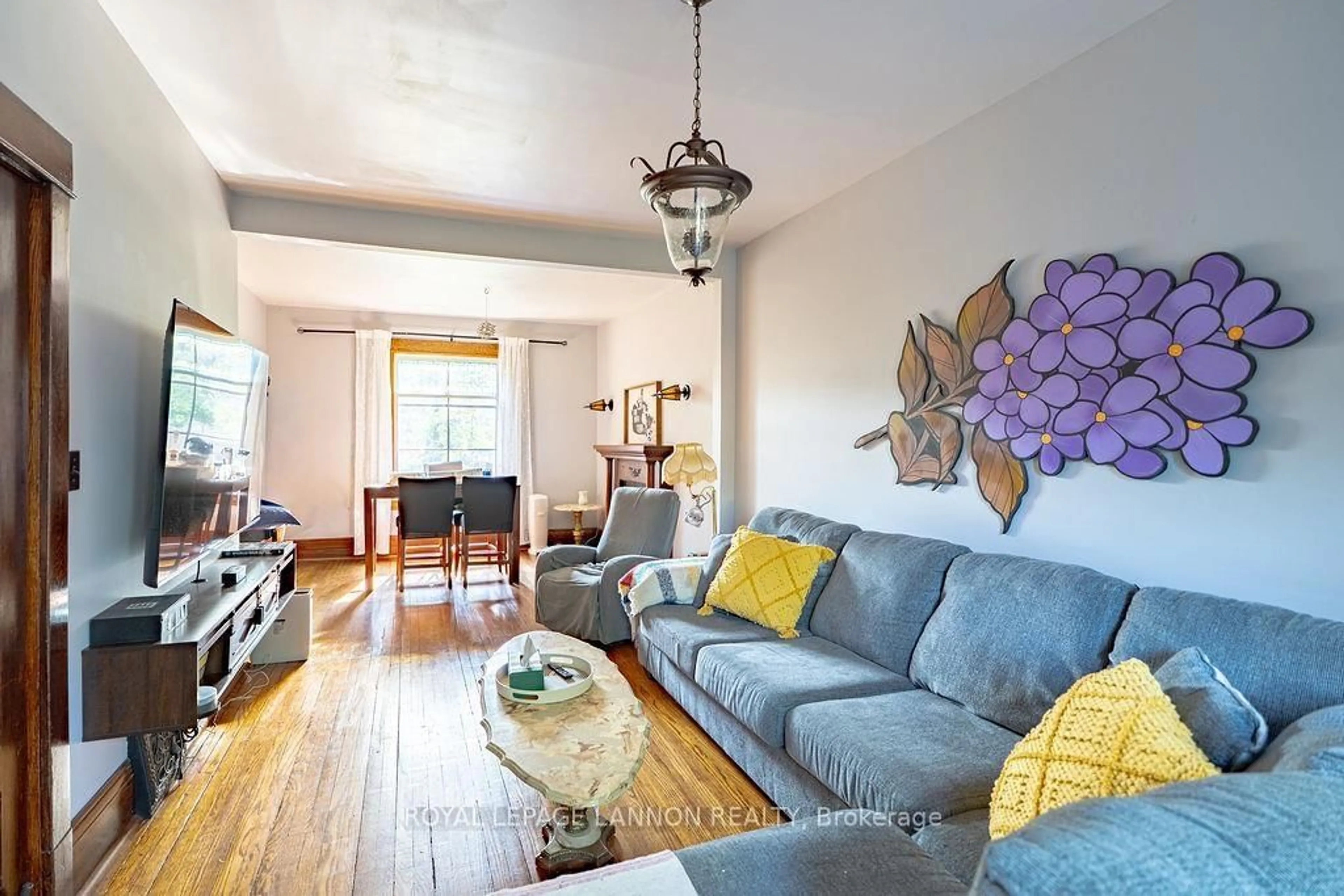 Living room with furniture, unknown for 637 Catherine St., Thunder Bay Ontario P7E 1L4