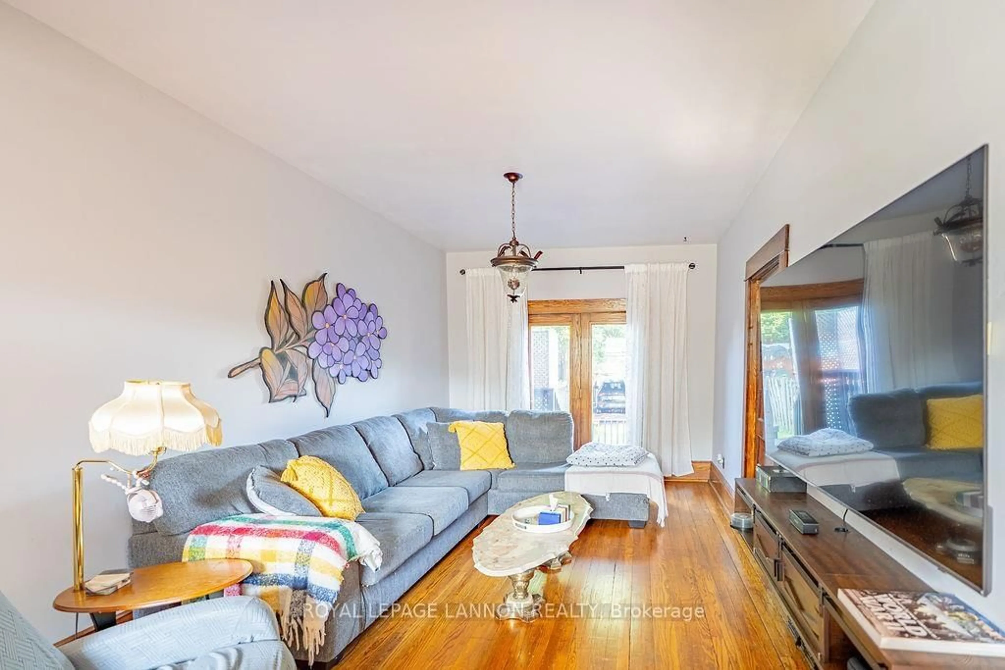 Living room with furniture, unknown for 637 Catherine St., Thunder Bay Ontario P7E 1L4