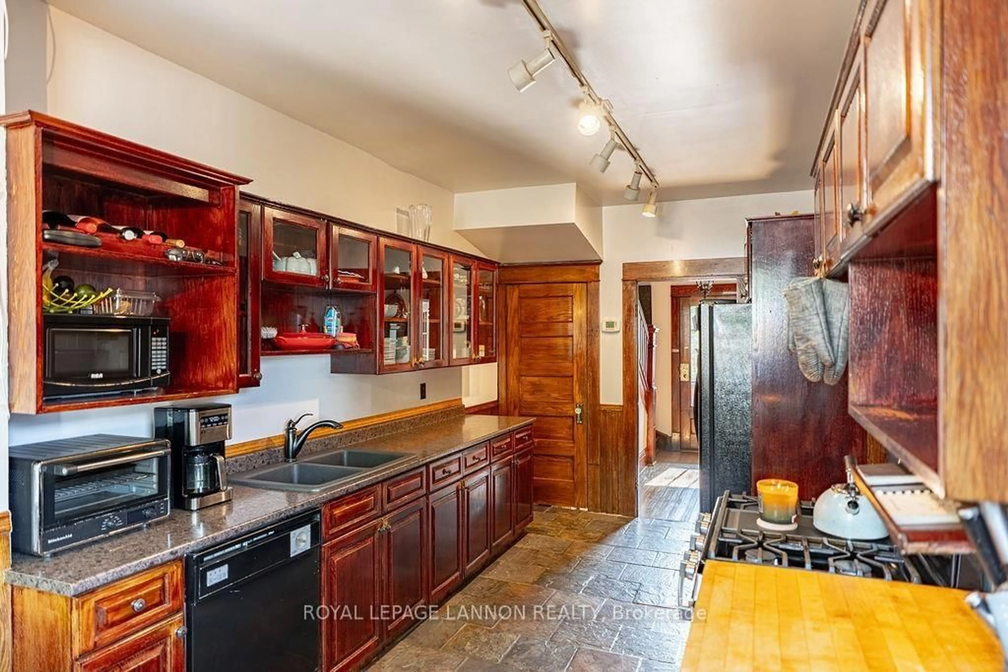 Standard kitchen, ceramic/tile floor for 637 Catherine St., Thunder Bay Ontario P7E 1L4