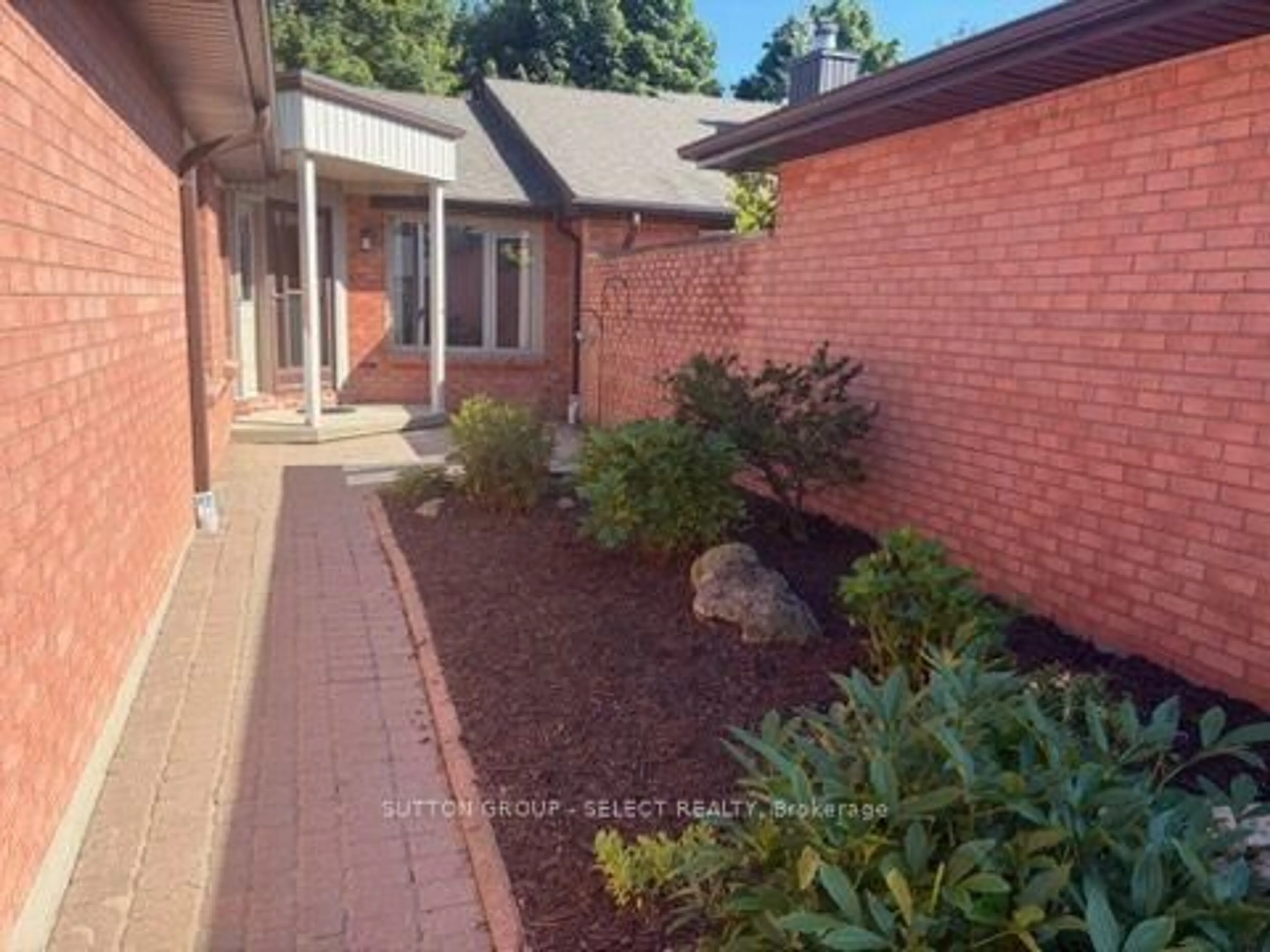 A pic from outside/outdoor area/front of a property/back of a property/a pic from drone, street for 55 FIDDLERS GREEN Rd #49, London North Ontario N6H 4T8