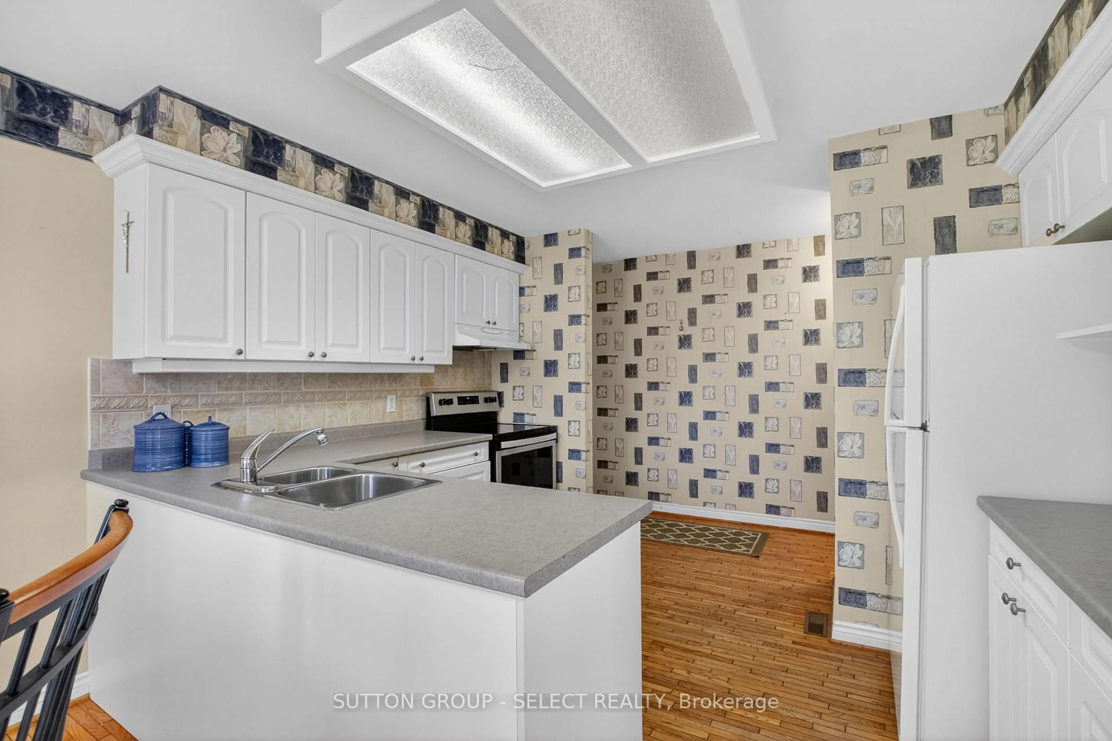 Standard kitchen, ceramic/tile floor for 55 FIDDLERS GREEN Rd #49, London North Ontario N6H 4T8