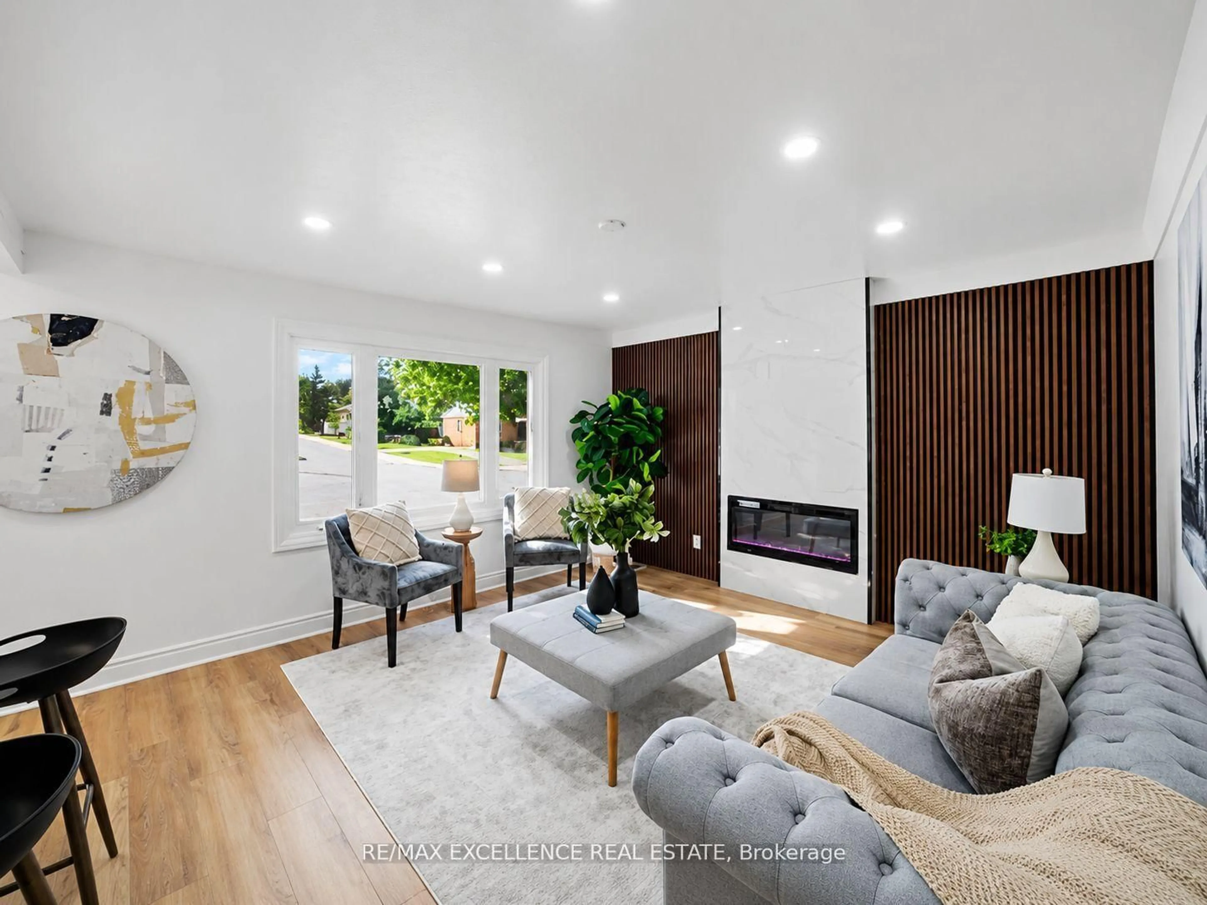 Living room with furniture, unknown for 627 Upper Sherman Ave, Hamilton Ontario L8V 3M4