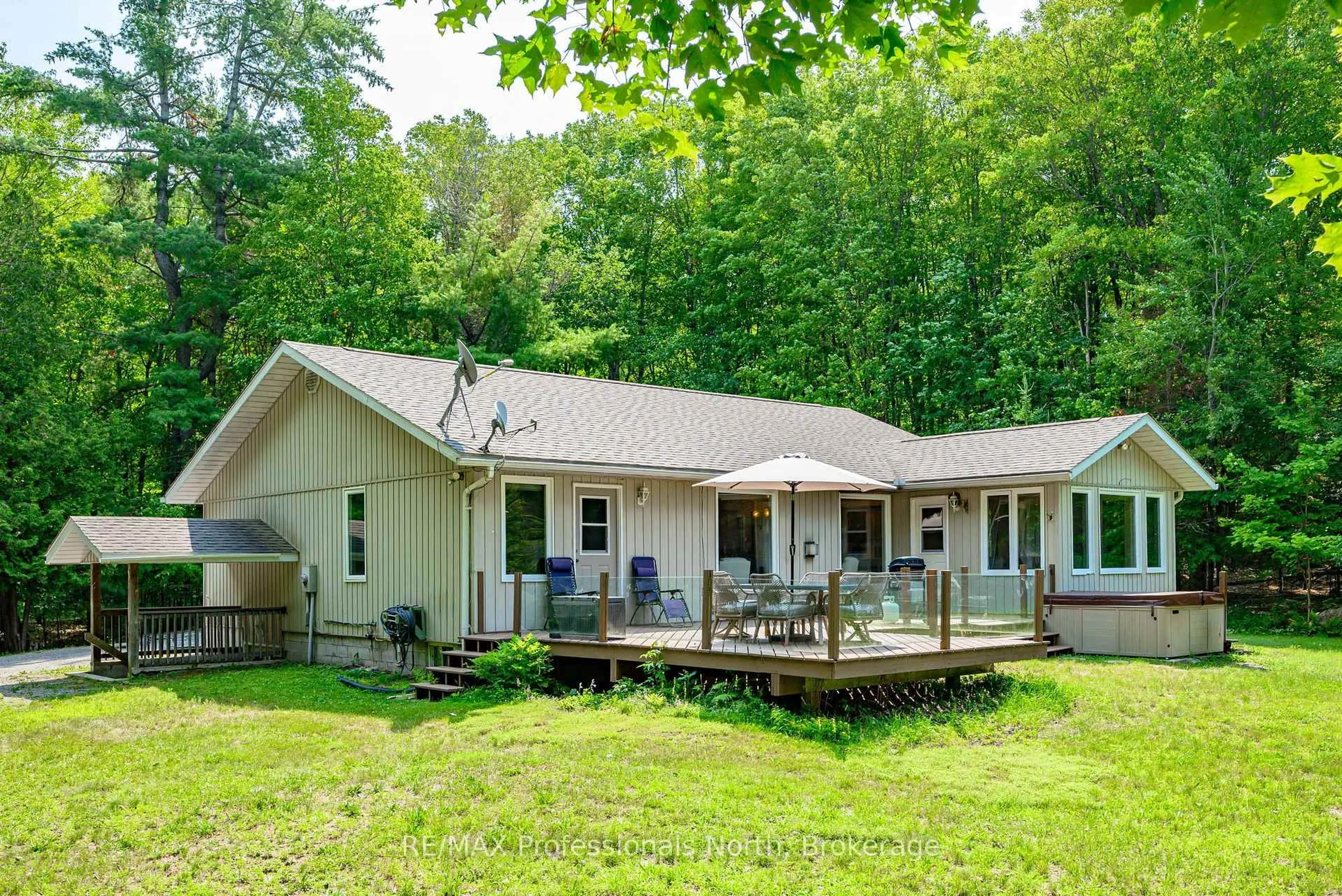 Patio, water/lake/river/ocean view for 1044 Elk Dr, Dysart et al Ontario K0M 1S0