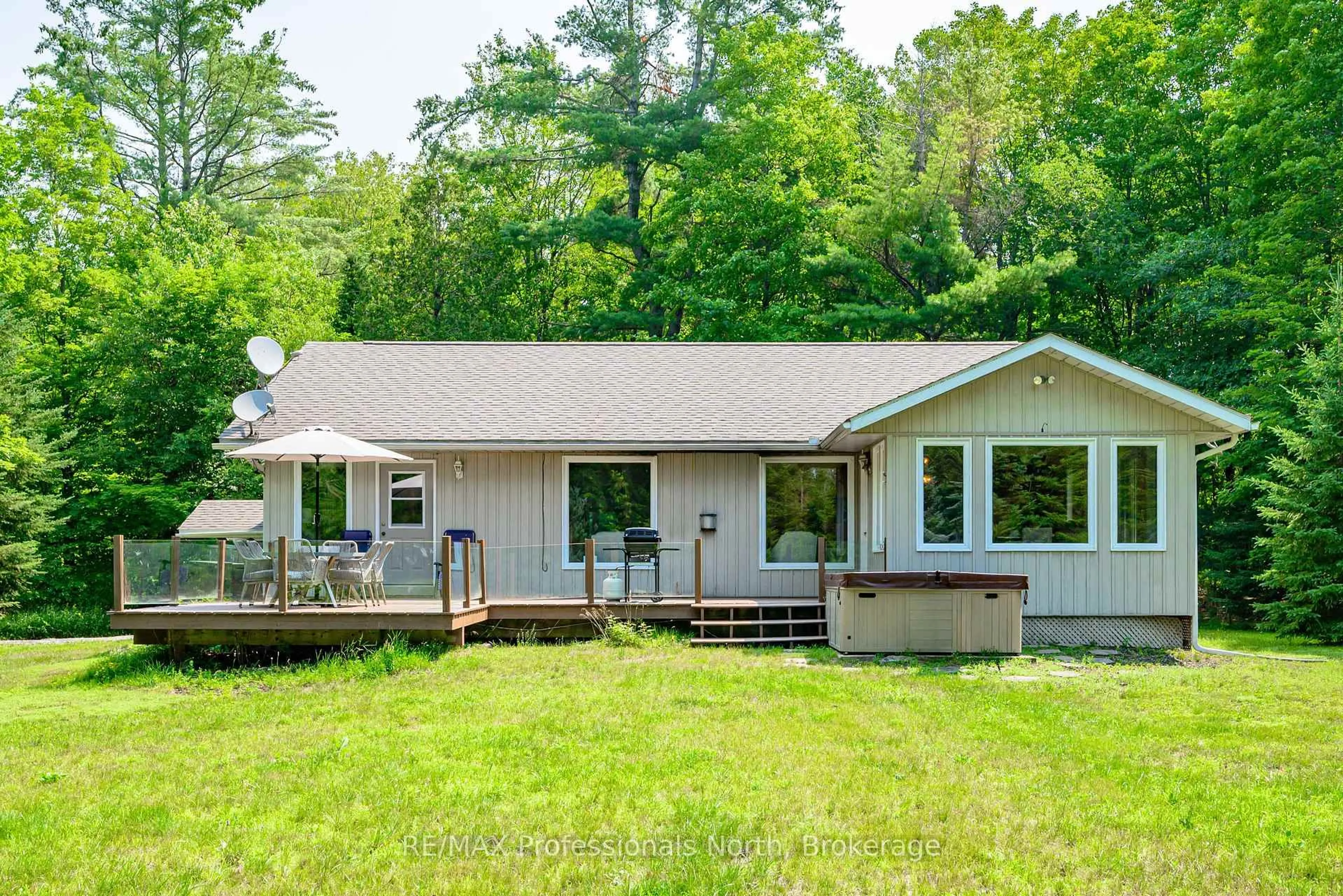 Home with vinyl exterior material, water/lake/river/ocean view for 1044 Elk Dr, Dysart et al Ontario K0M 1S0