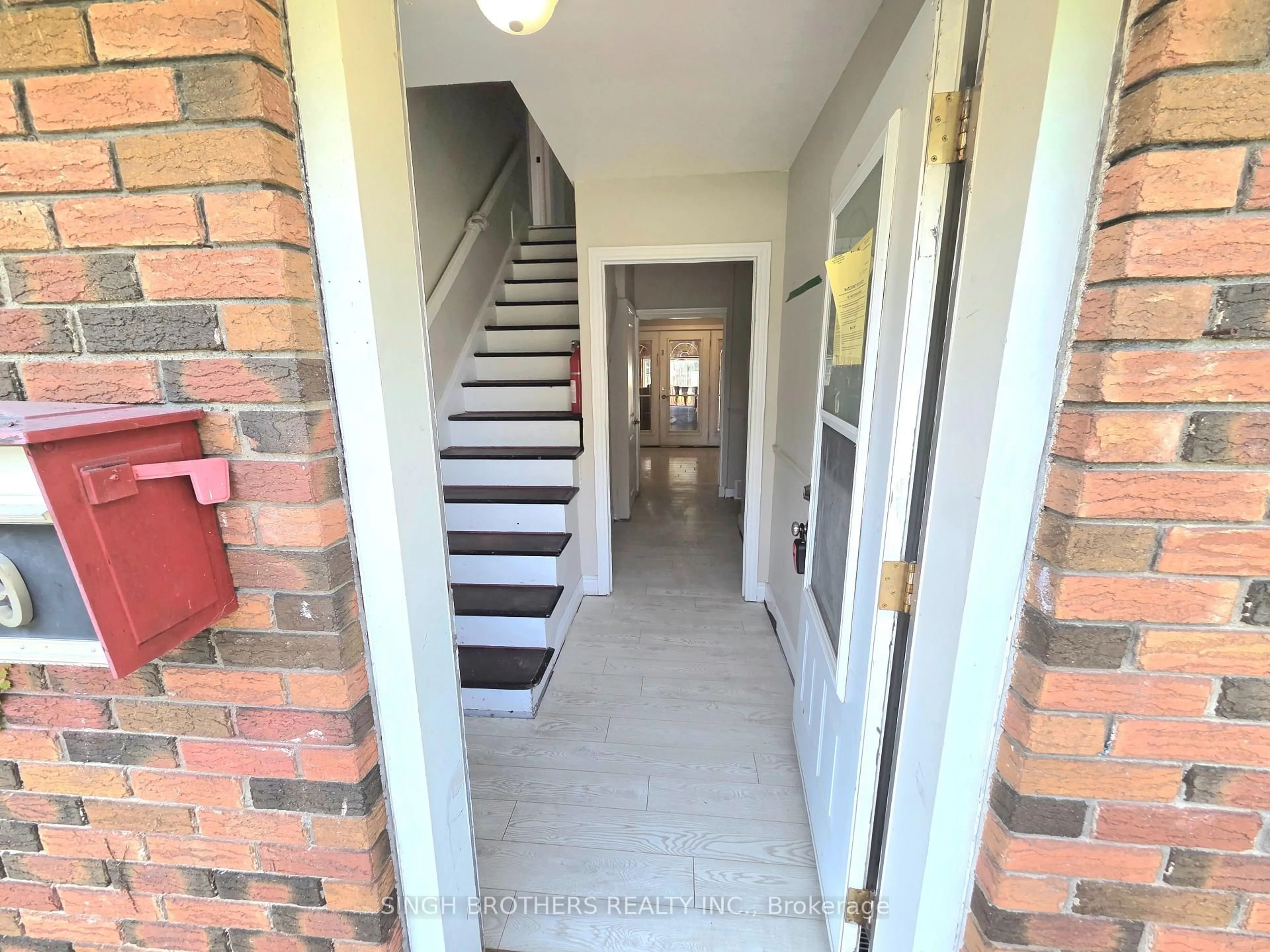 Indoor entryway for 149 Rice Rd, Welland Ontario L3C 2V7