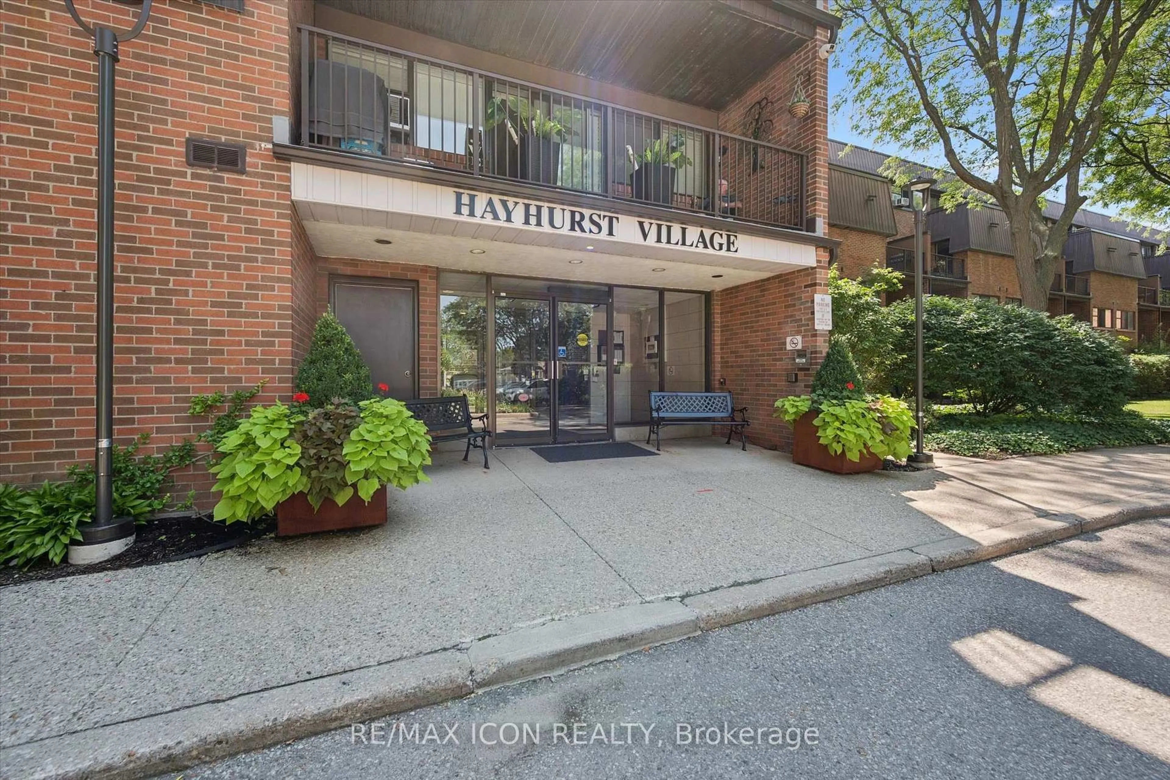 Indoor foyer for 36 Hayhurst Rd #329, Brantford Ontario N3R 6Y9