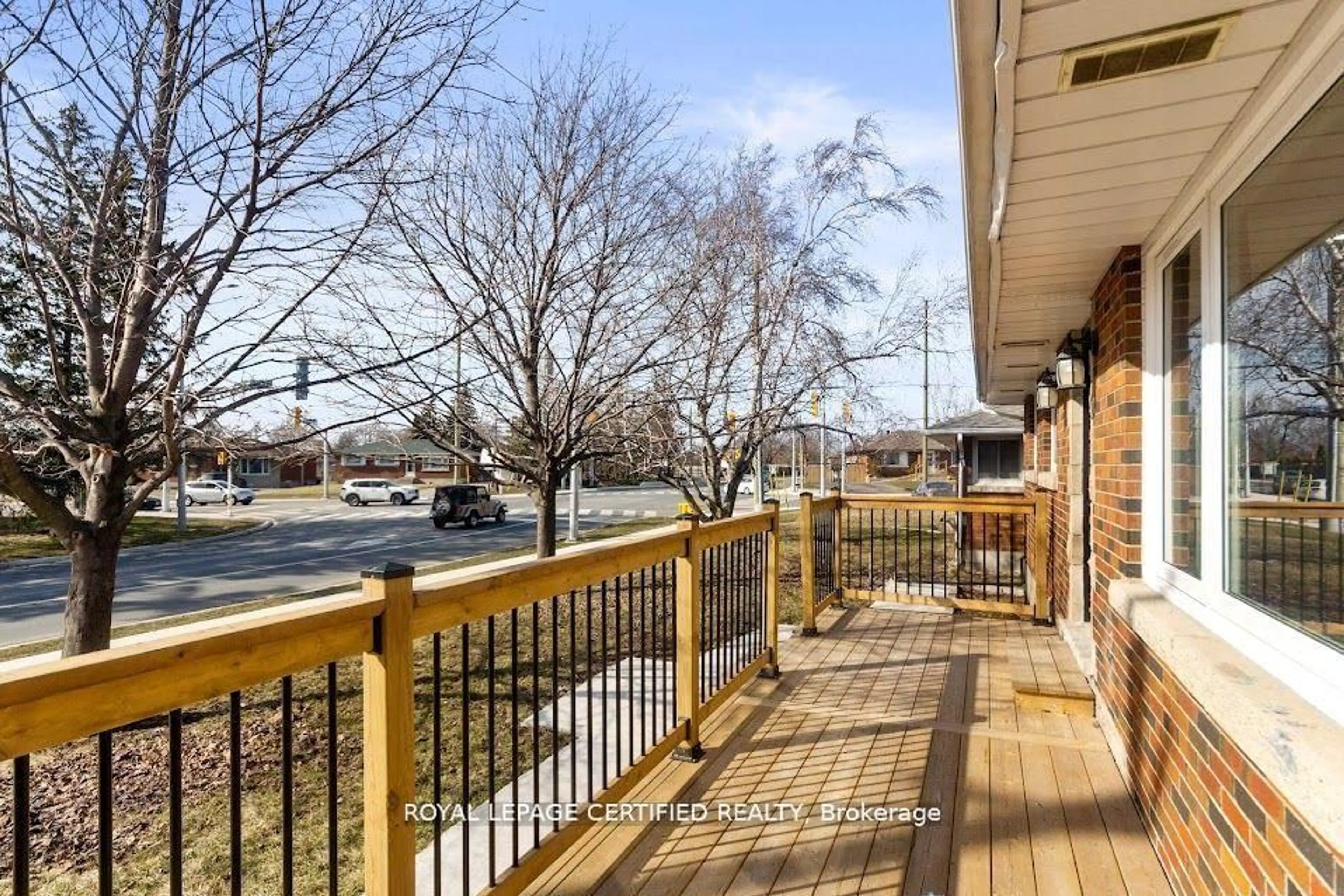 Patio, street for 38 Collier Rd, Thorold Ontario L2V 2X3