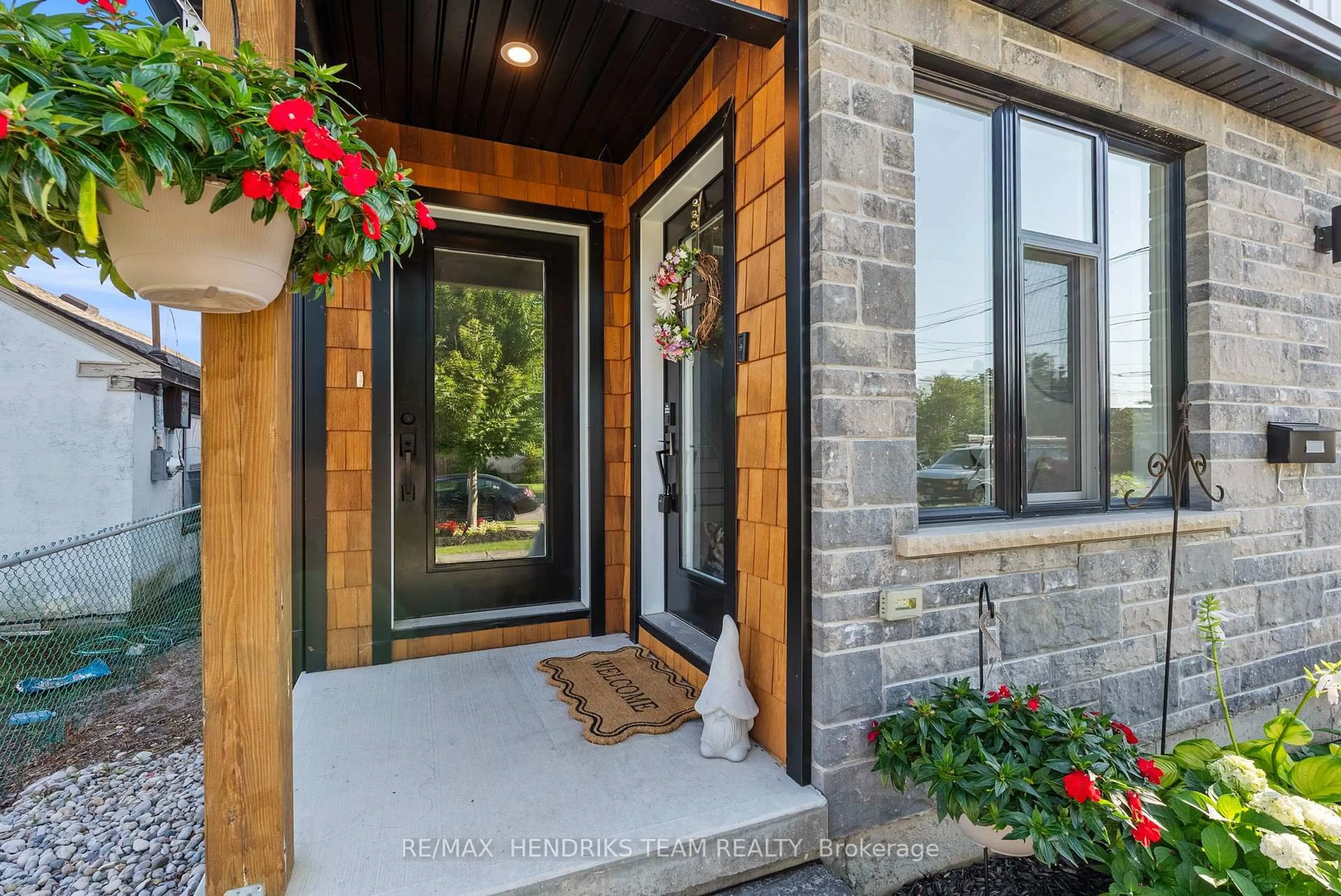 Indoor entryway for 24 Prospect Ave, St. Catharines Ontario L2M 5K1