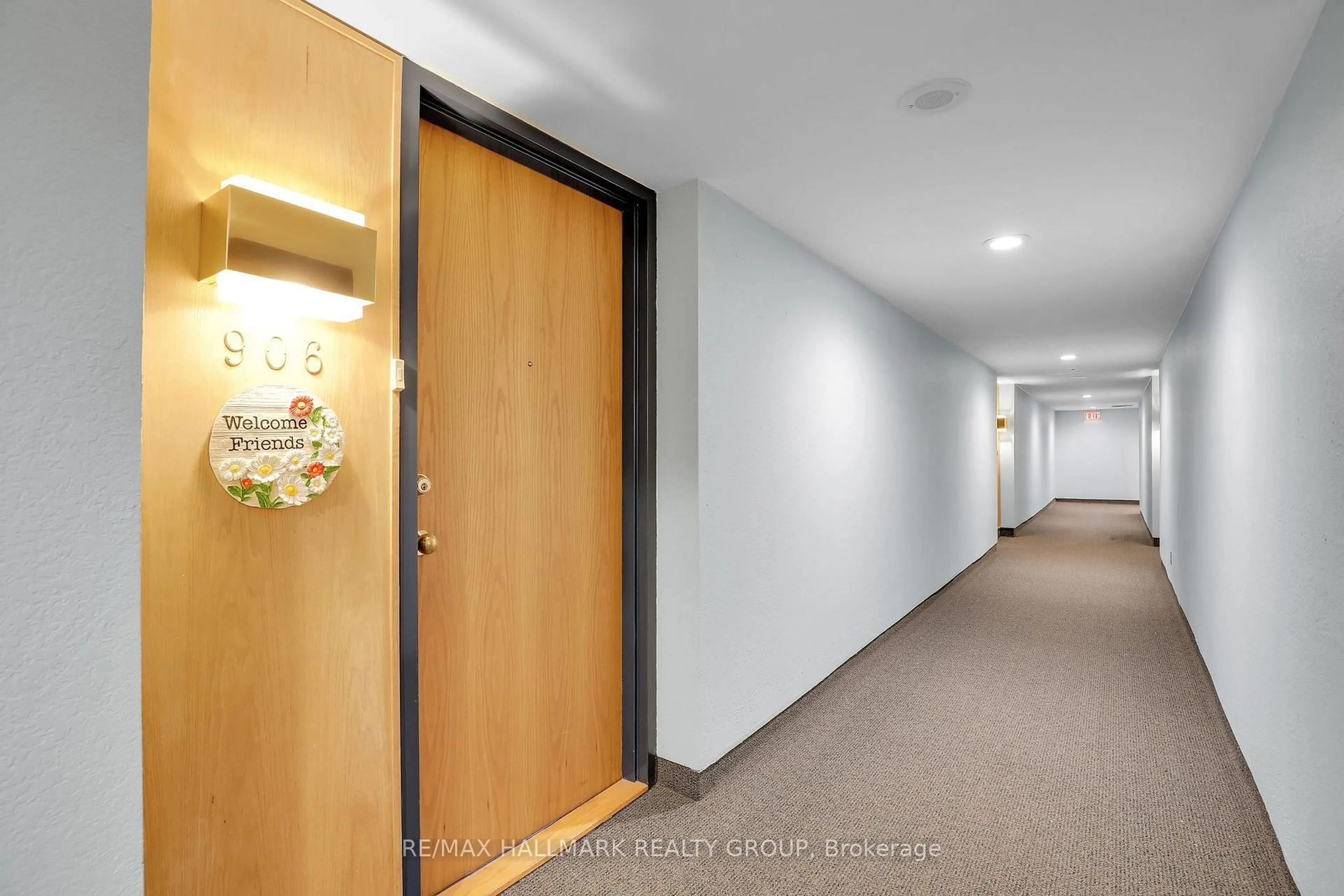 Indoor foyer for 960 Teron Rd #906, Ottawa Ontario K2K 2B6