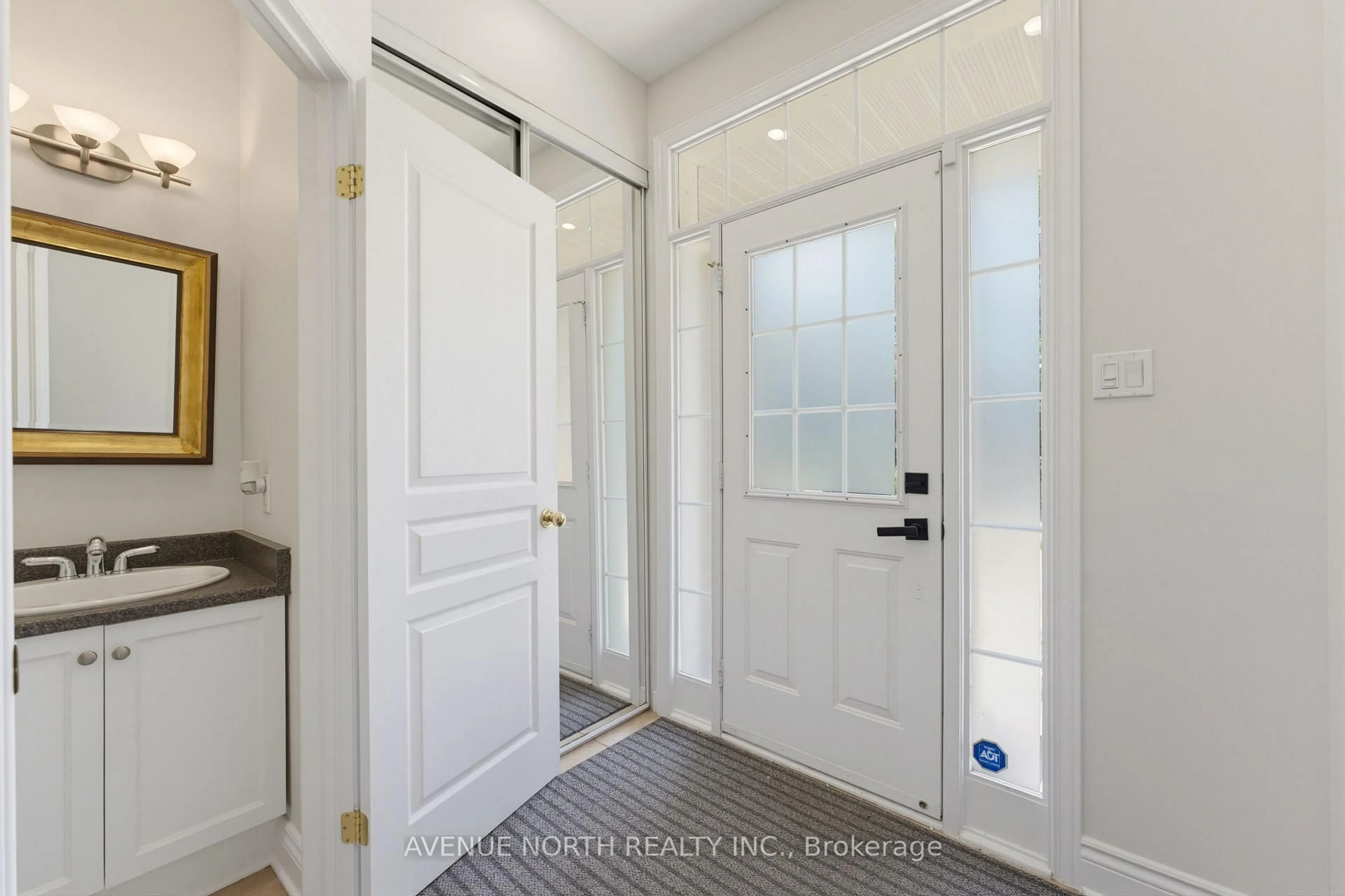 Indoor entryway for 45 SADDLESMITH Circ, Ottawa Ontario K2M 2Y8