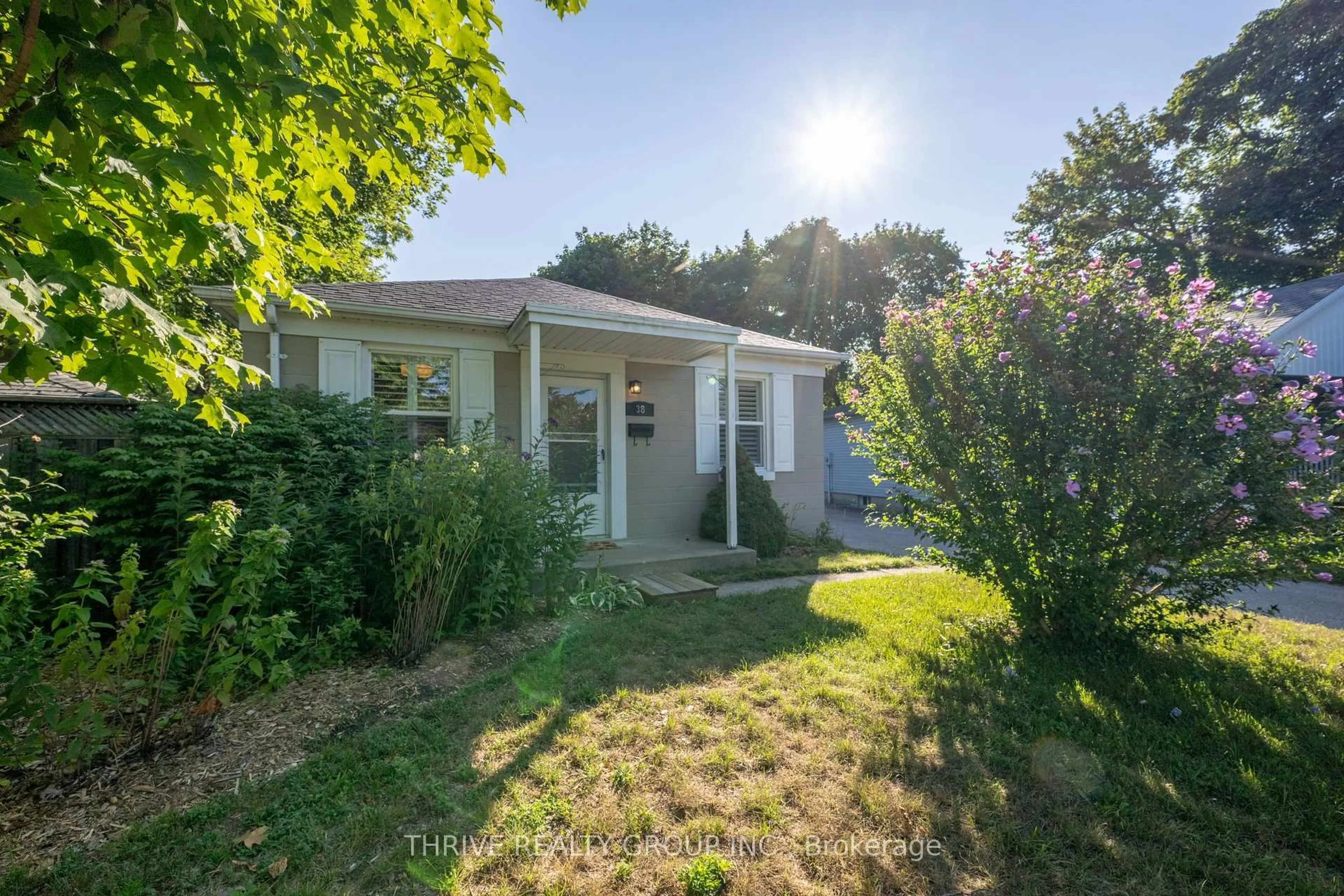 A pic from outside/outdoor area/front of a property/back of a property/a pic from drone, street for 38 Bellwood Cres, London East Ontario N5Y 2C5