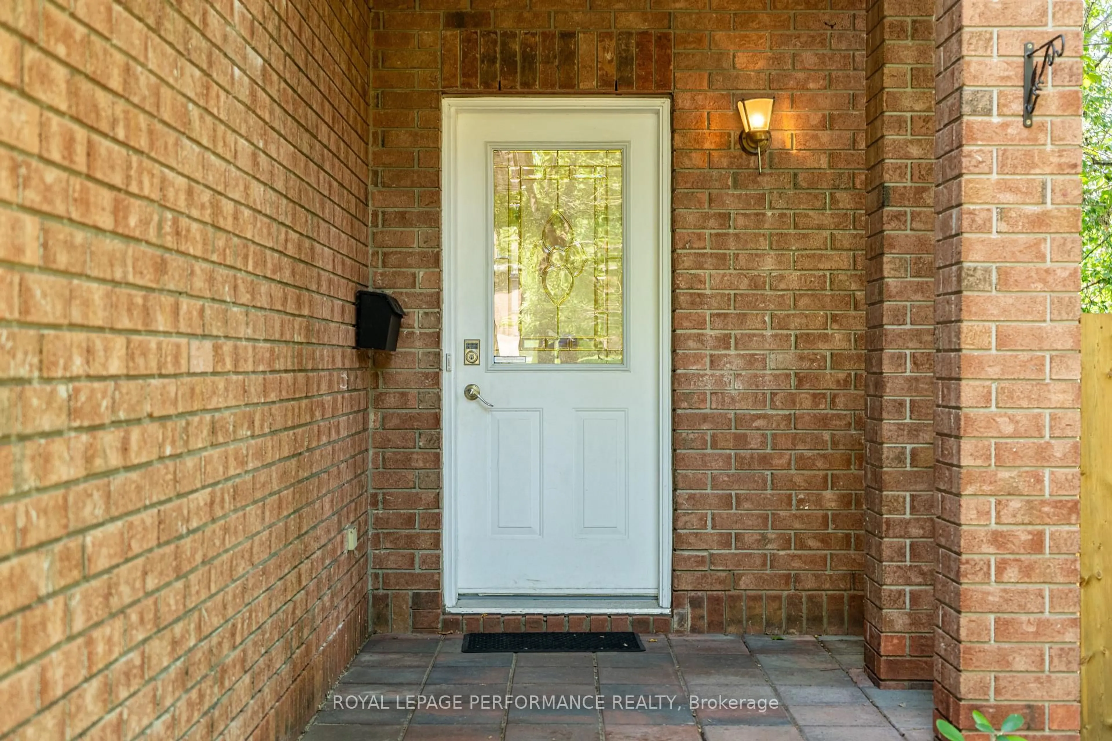 Indoor entryway for 172 Carwood Circ, Ottawa Ontario K1K 4V6