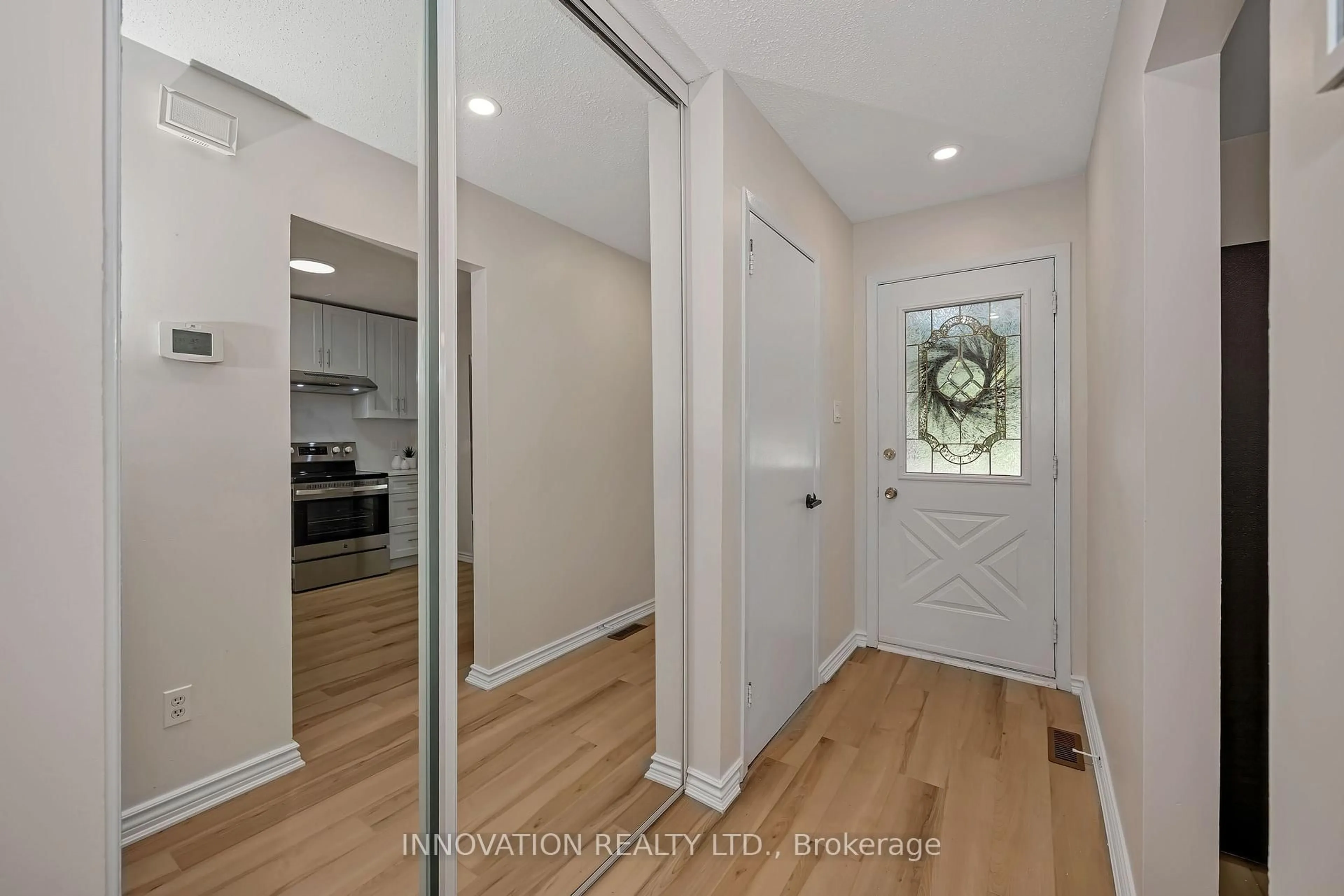 Indoor entryway for 33 Exeter Dr, Ottawa Ontario K2J 1Z9