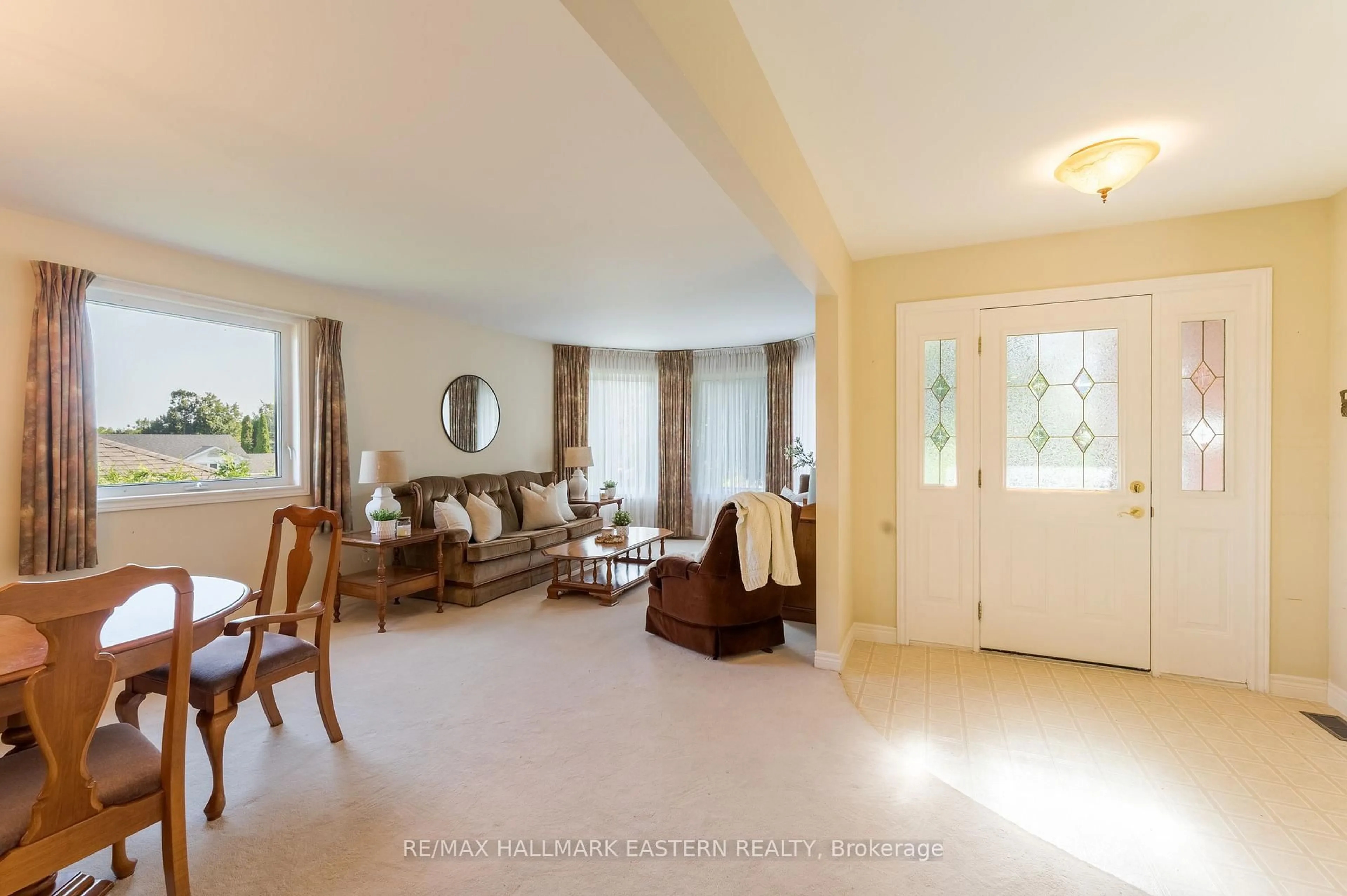 Indoor foyer for 1111 Afton Rd, Peterborough Ontario K9J 8L1