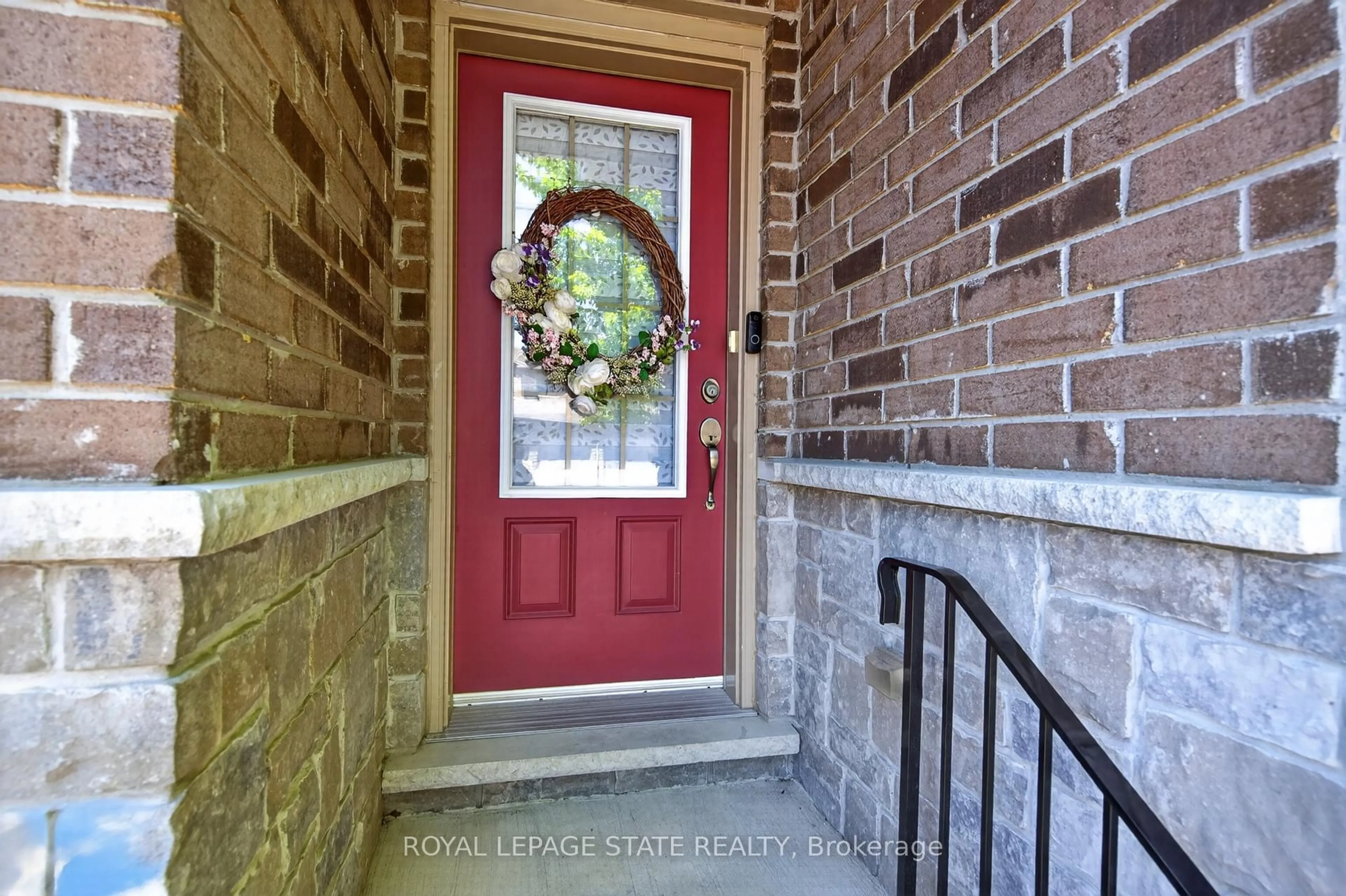 Indoor entryway for 36 Banks St, Brantford Ontario N3T 0H7