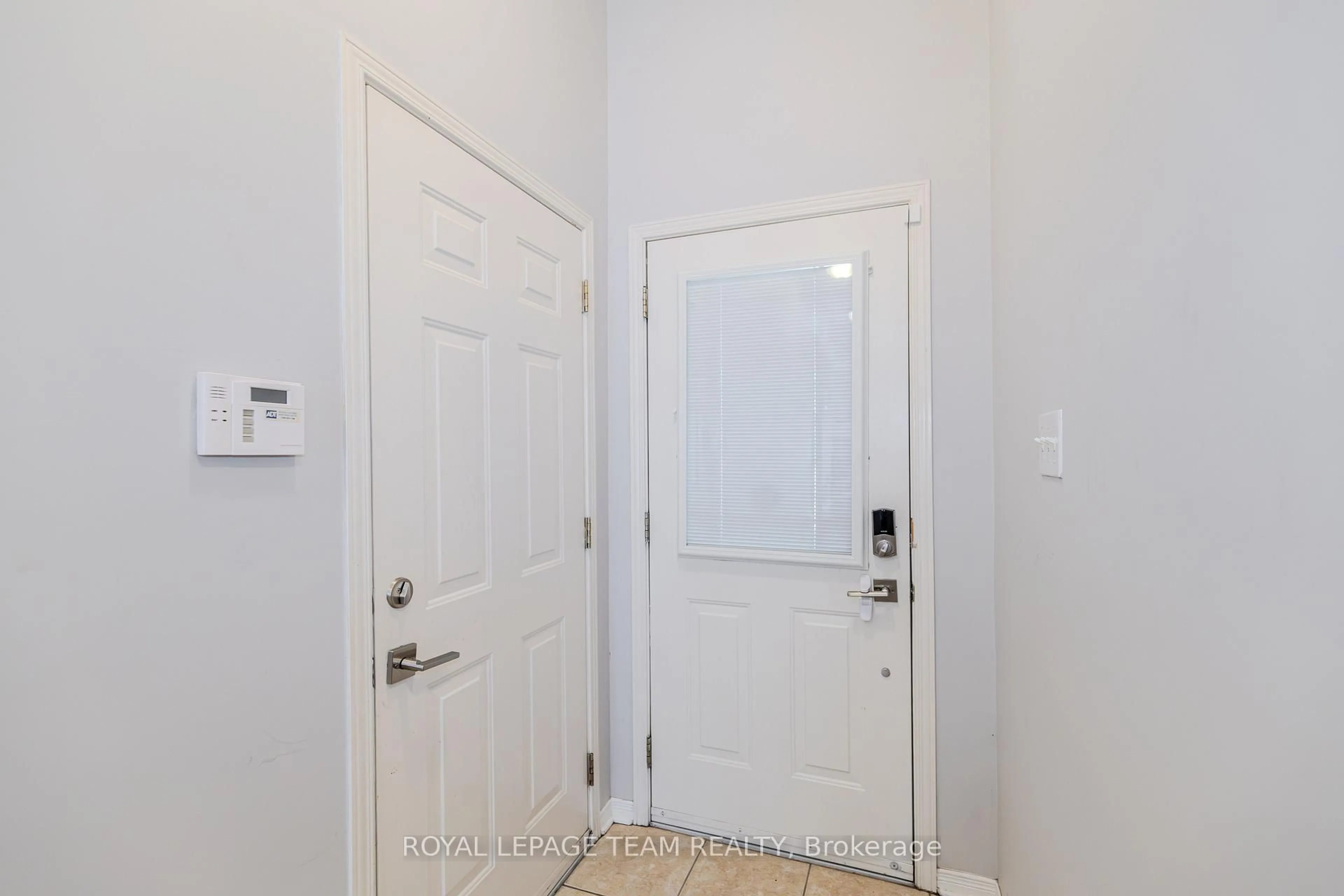 Indoor entryway for 316 BRYARTON St, Ottawa Ontario K1C 7R5