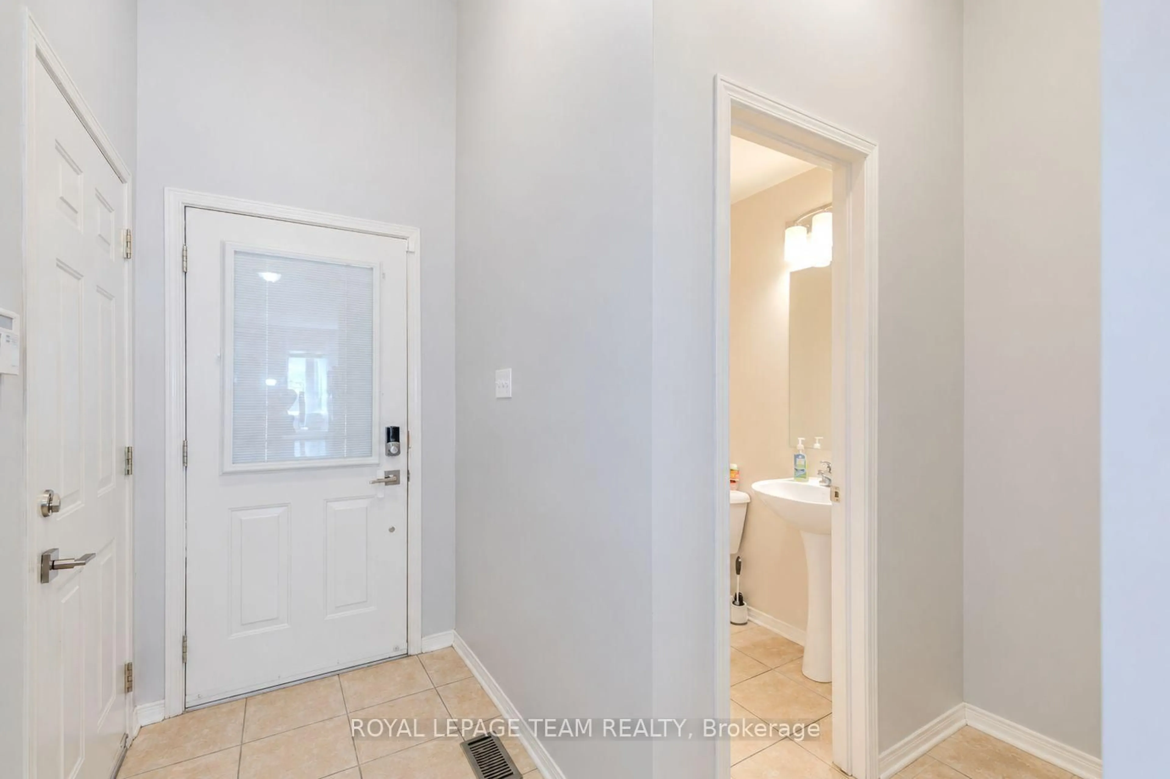 Indoor entryway for 316 BRYARTON St, Ottawa Ontario K1C 7R5