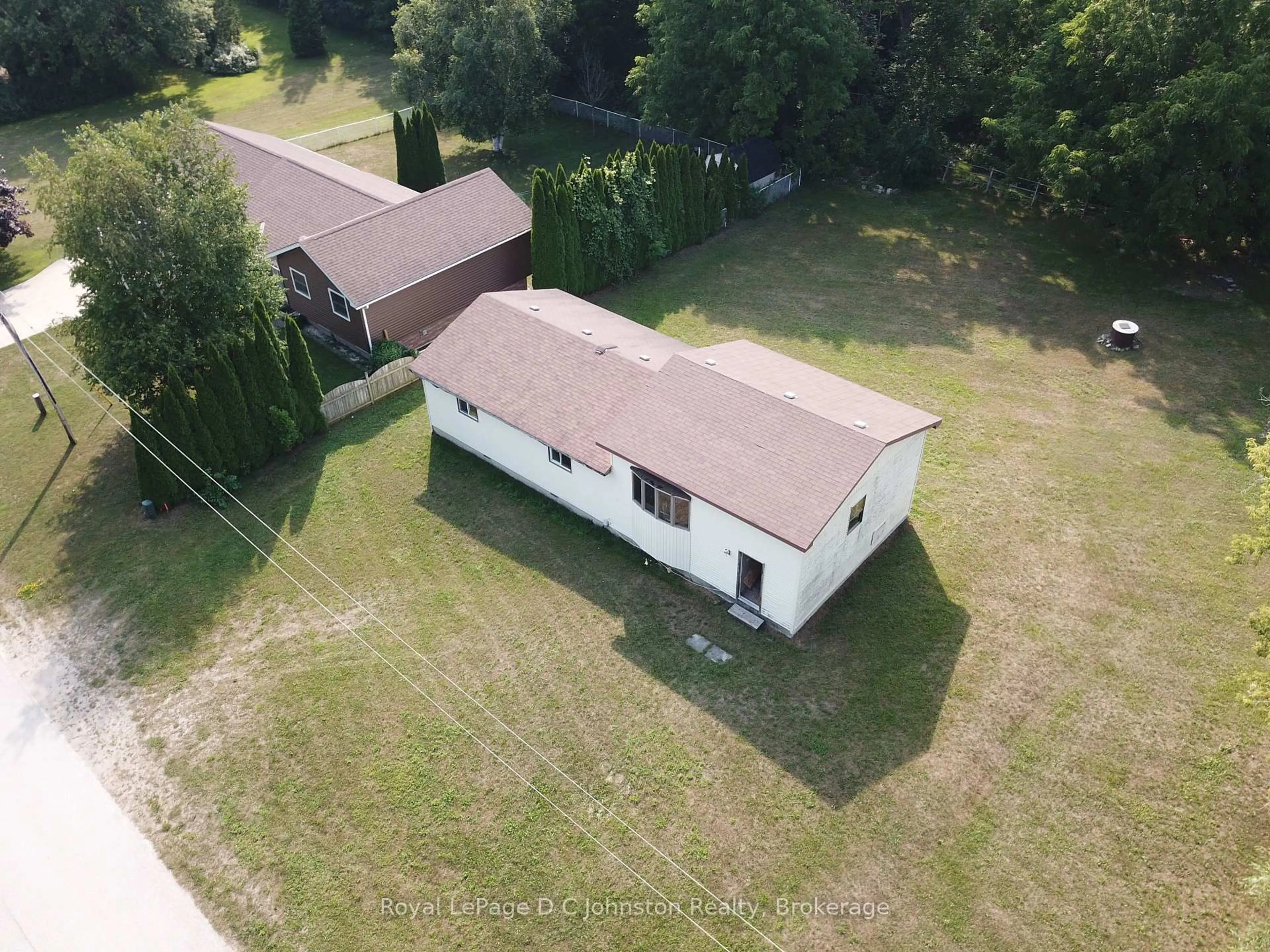 A pic from outside/outdoor area/front of a property/back of a property/a pic from drone, building for 270 Edward St, Saugeen Shores Ontario N0H 2L0